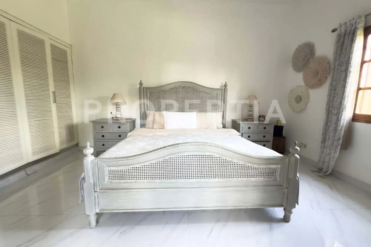 Elegant Contemporary Colonial Villa in Babakan, photo 11