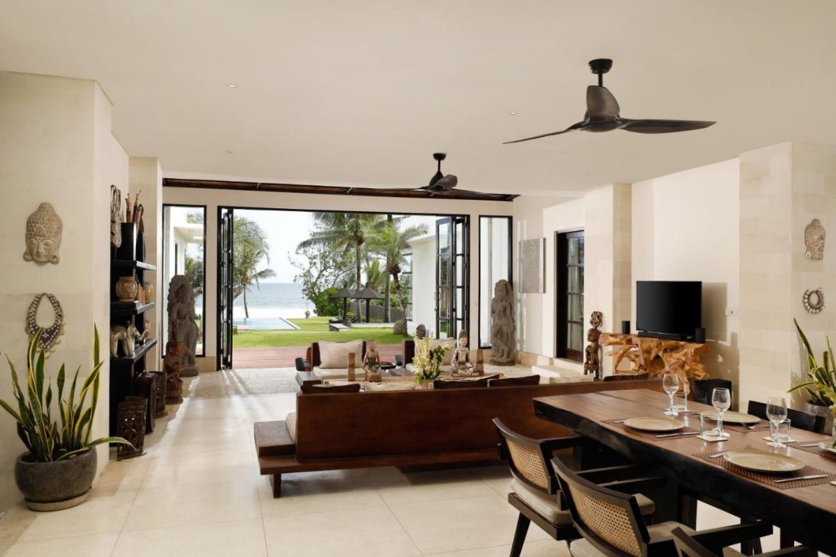 5 Bedrooms Black Beach Villas 