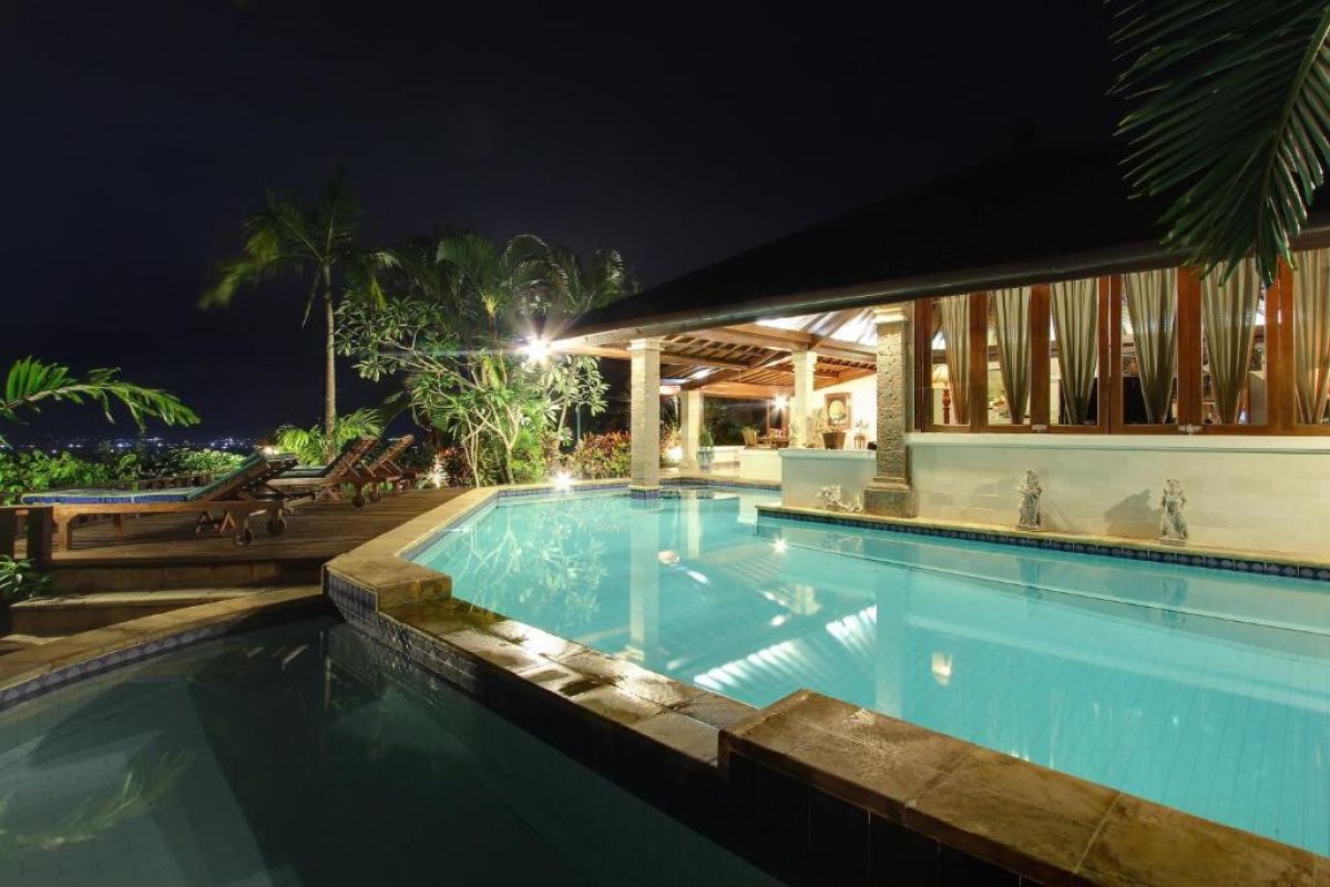 4 BR Senyum Villa 