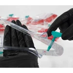 espéculo vaginal descartável transparente segurando na mão com luva preta 2