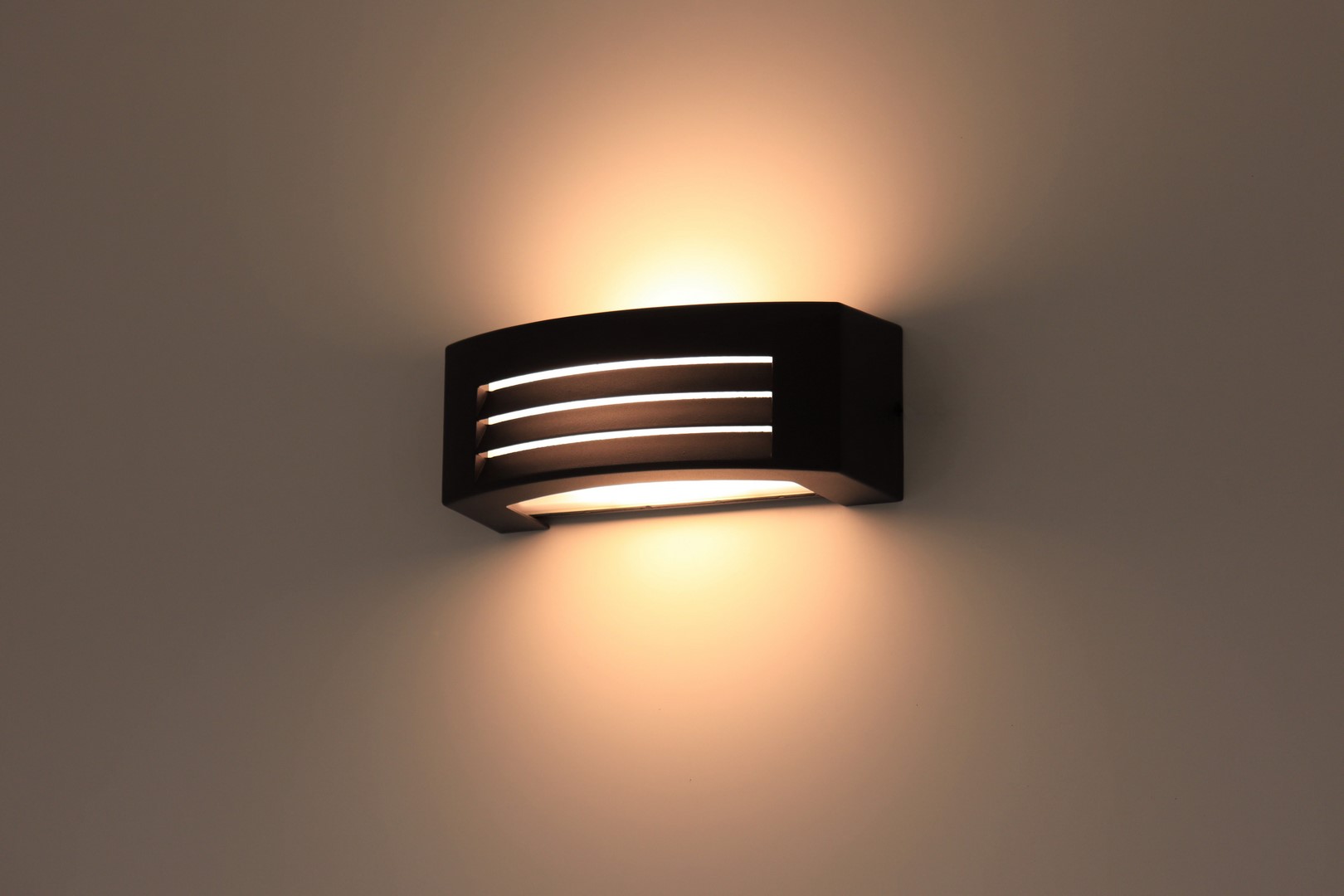 buitenlamp aluminium - half ovaal - zwart wit 44136 buitenlamp aluminium - half ovaal - zwart wit 44136