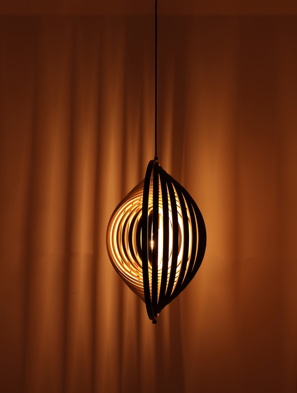 Hanglamp Woody - zwart met hout combi - verstelbare ringen - 59cm 46008 Hanglamp Woody - zwart met hout combi - verstelbare ringen - 59cm 46008