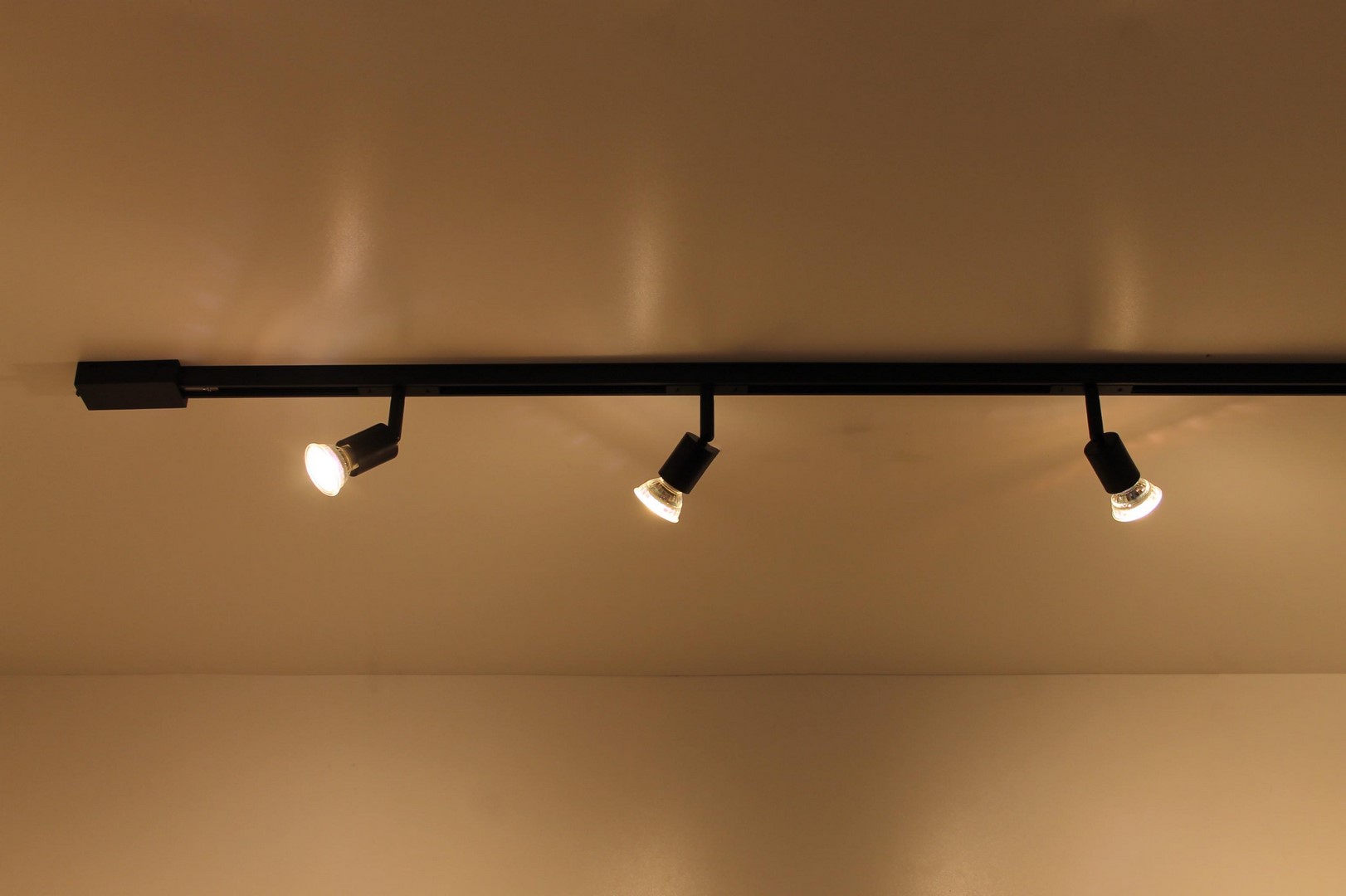 Railverlichting 1 meter met 3 spots compleet LUXE-serie 50032 Railverlichting 1 meter met 3 spots compleet LUXE-serie 50032
