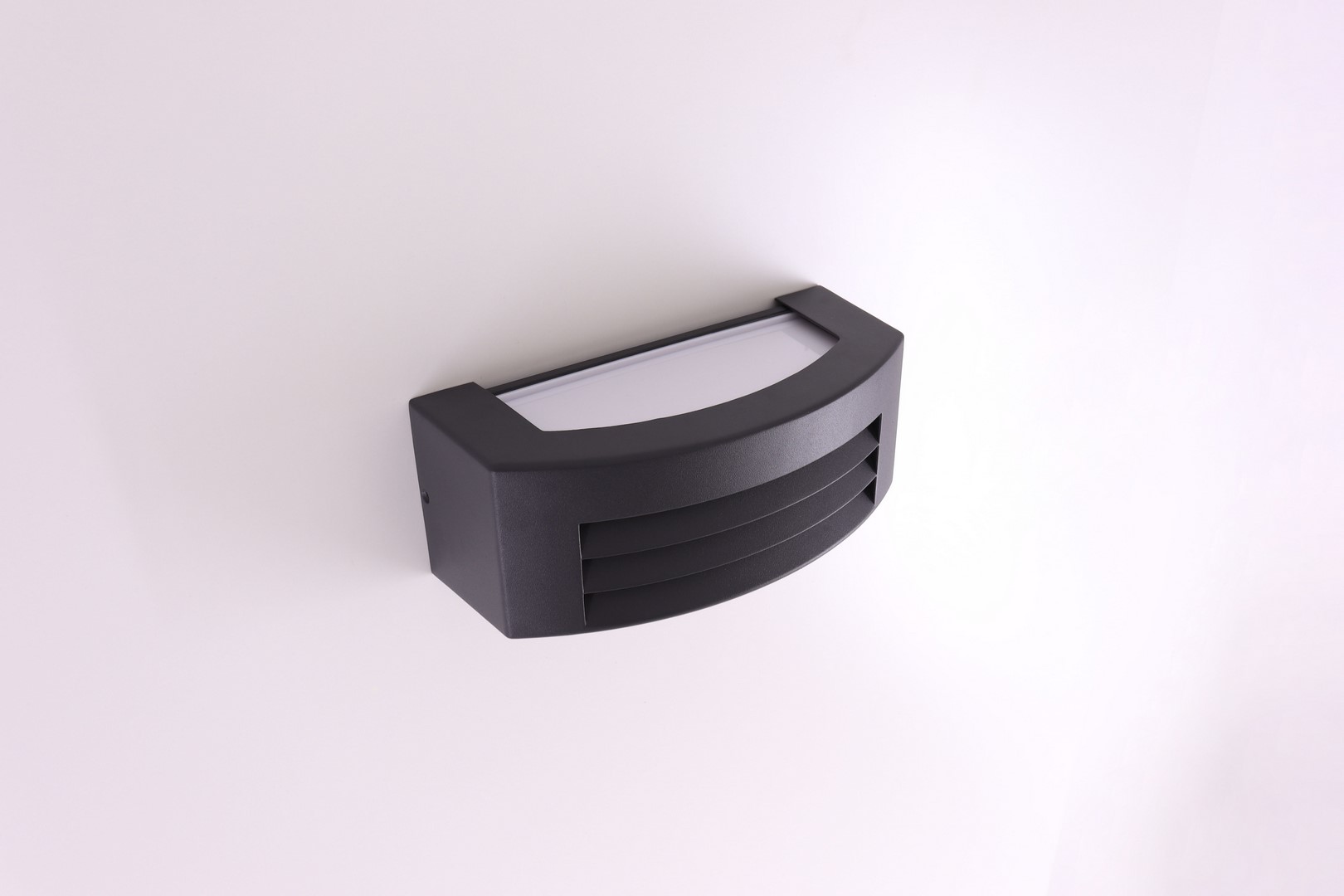 buitenlamp aluminium - half ovaal - zwart wit 44136 buitenlamp aluminium - half ovaal - zwart wit 44136