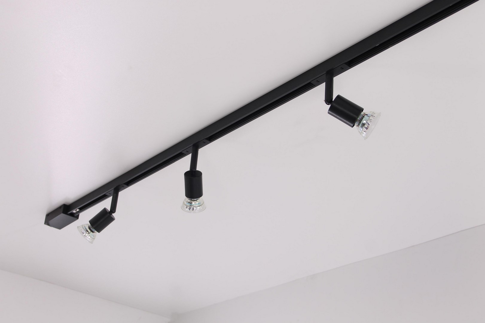 Railverlichting 1 meter met 3 spots compleet LUXE-serie 50032 Railverlichting 1 meter met 3 spots compleet LUXE-serie 50032