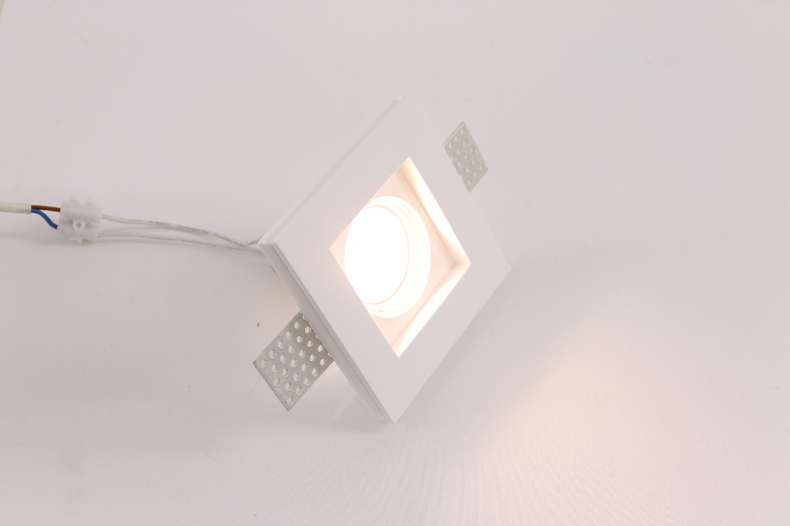 Trimless inbouwspot wit vierkant 6x6 cm binnenmaat 41824 Trimless inbouwspot wit vierkant 6x6 cm binnenmaat 41824