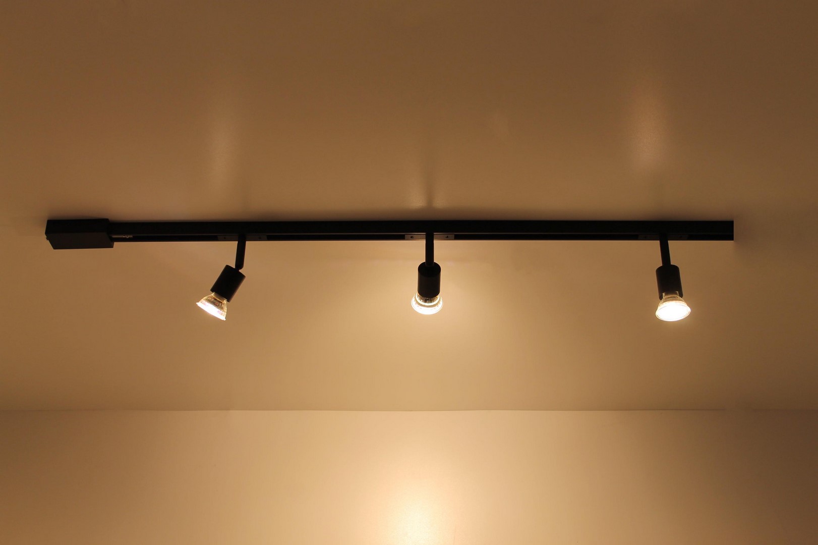 Railverlichting 1 meter met 3 spots compleet LUXE-serie 50032 Railverlichting 1 meter met 3 spots compleet LUXE-serie 50032