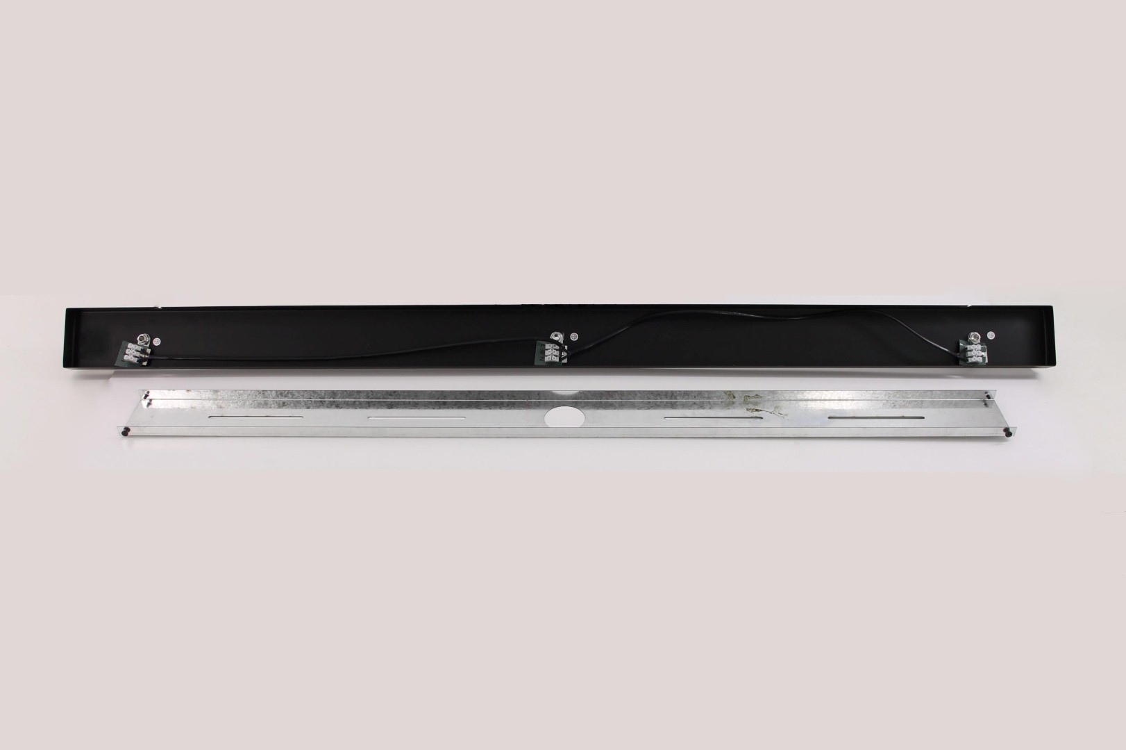 Zwarte plafondplaat 130cm 3-gaats 41784 Zwarte plafondplaat 130cm 3-gaats 41784