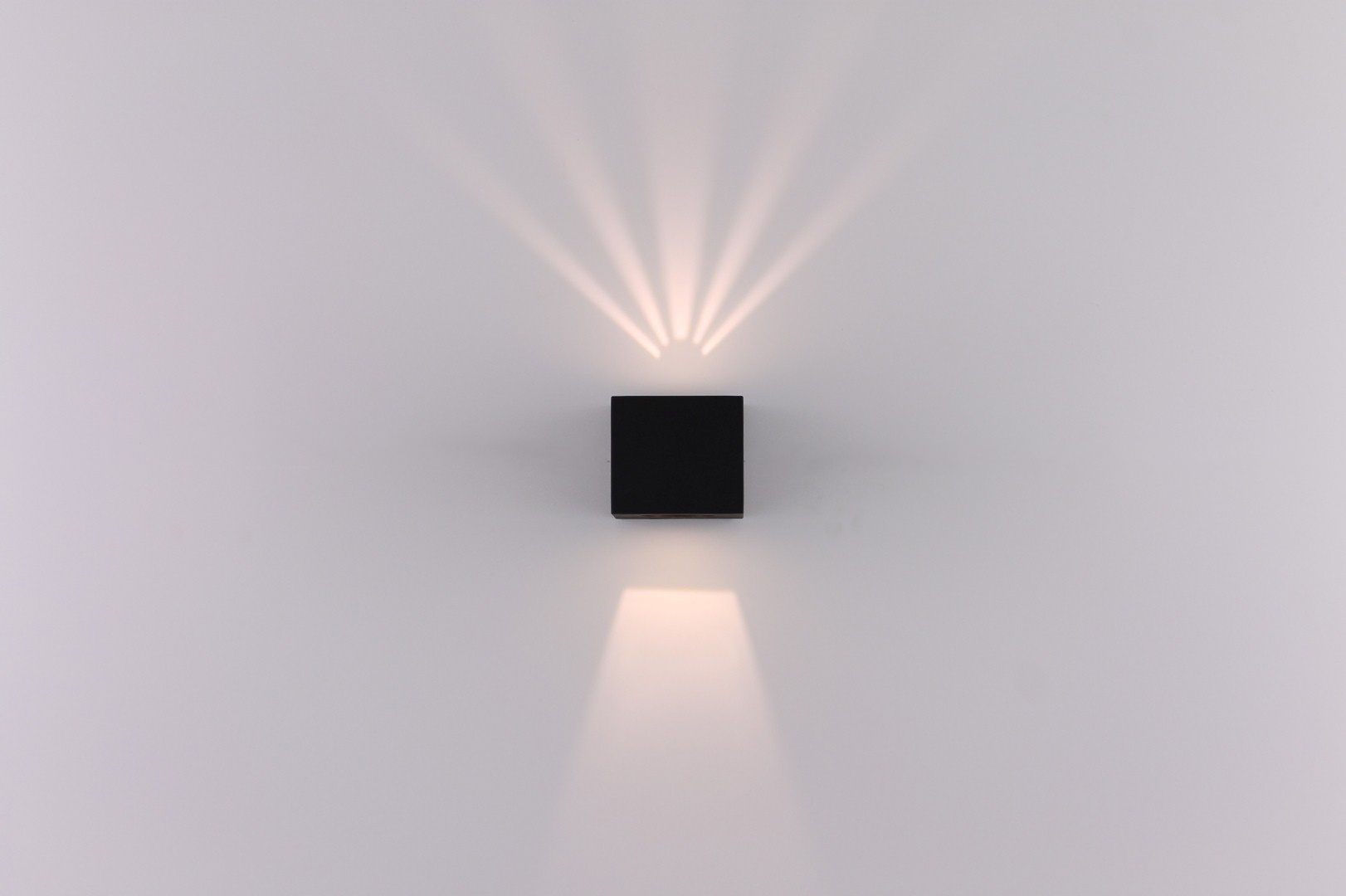 Buiten wandlamp LED zwart up / down vierkant 41297 Buiten wandlamp LED zwart up / down vierkant 41297