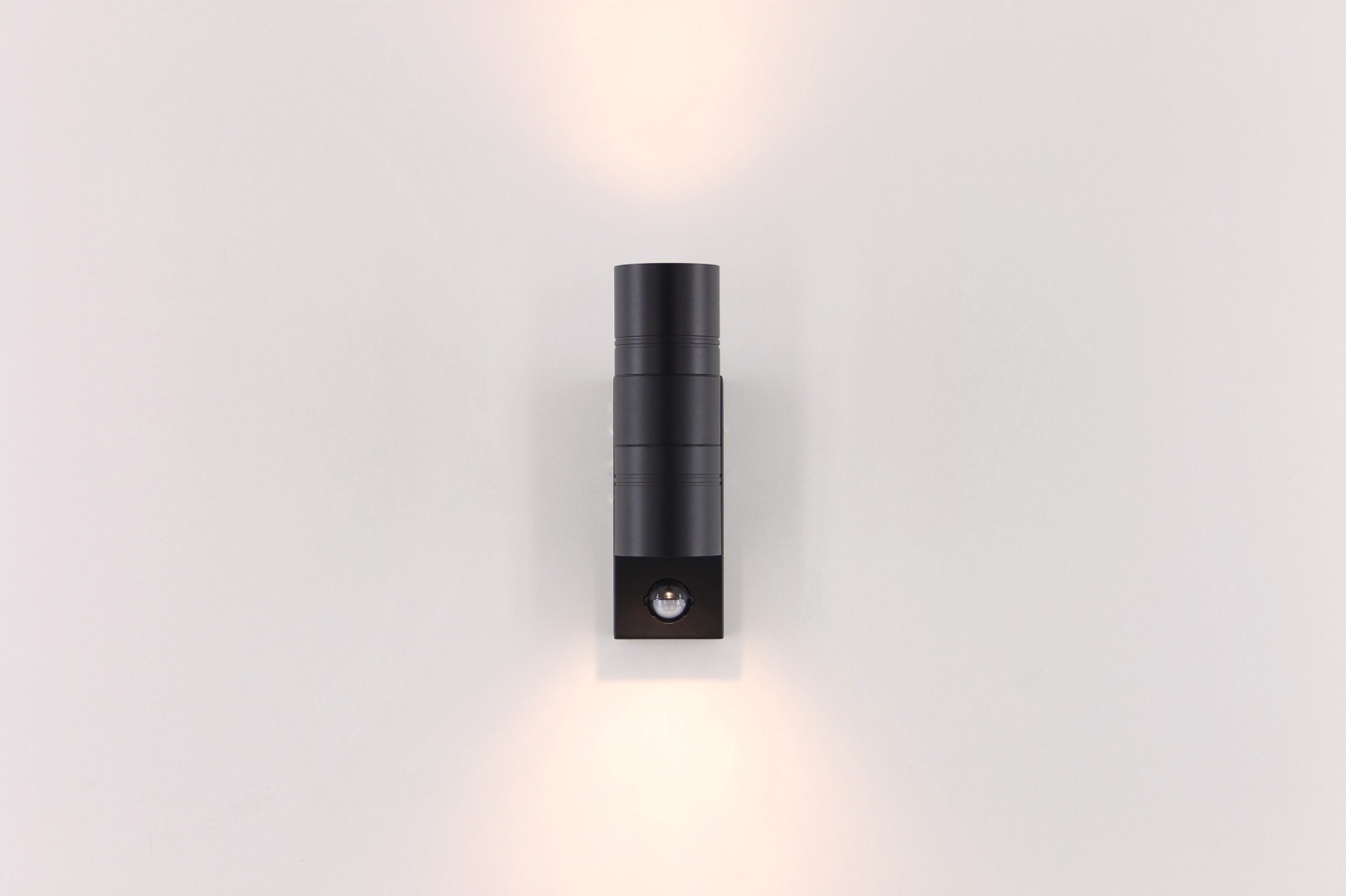 Buiten wandlamp zwart up / down met sensor 39546 Buiten wandlamp zwart up / down met sensor 39546