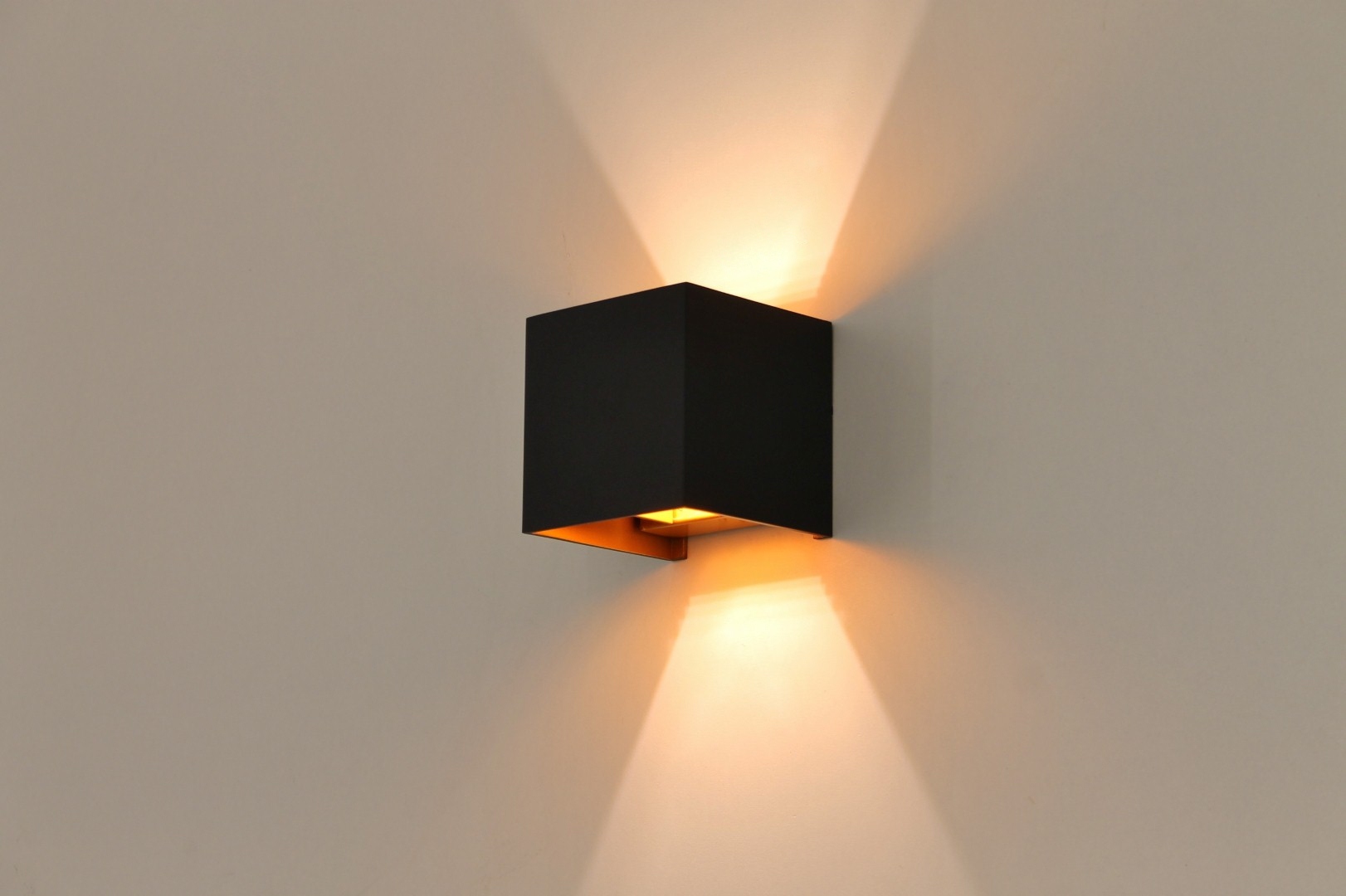 fusie Weggelaten Eik Wandlamp vierkant zwart met goud LED