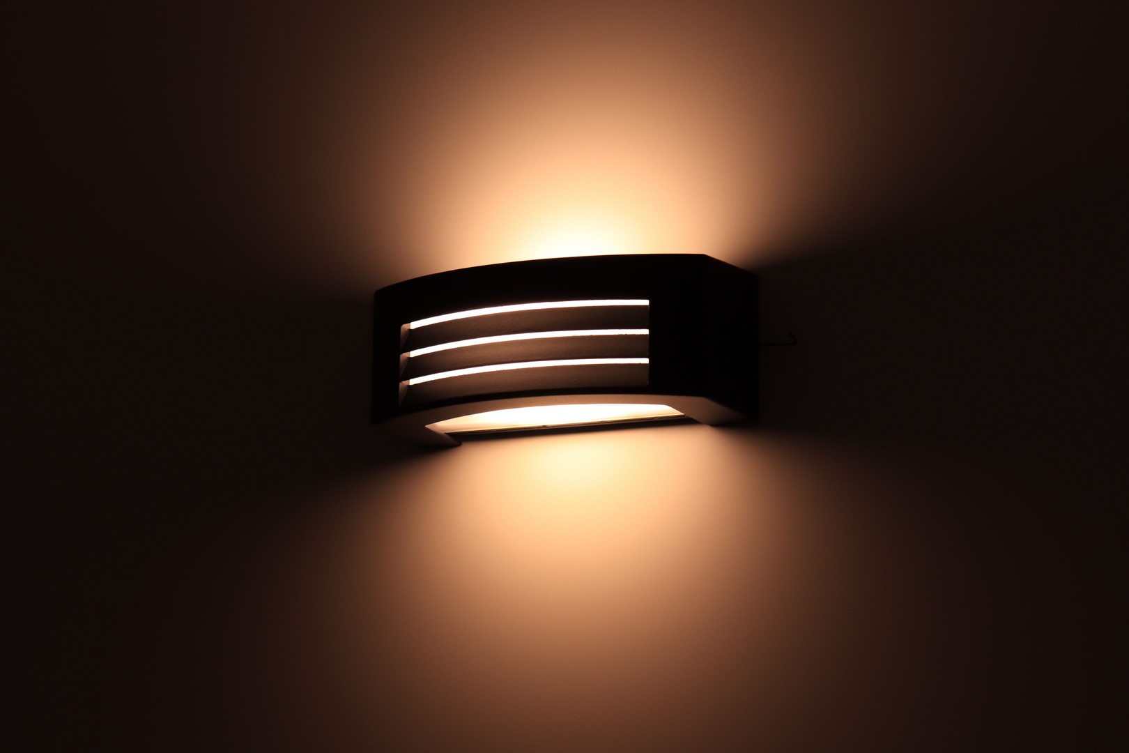 buitenlamp aluminium - half ovaal - zwart wit 44136 buitenlamp aluminium - half ovaal - zwart wit 44136