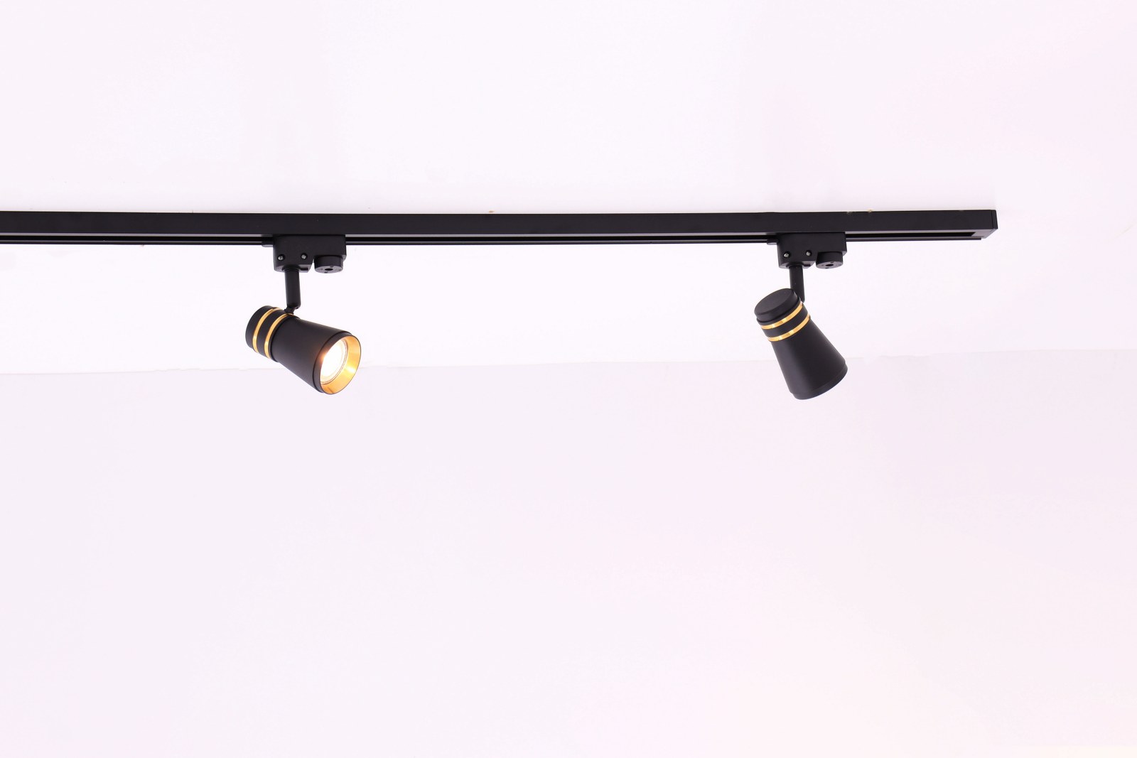 Railsysteem 2 meter - 4 spots goud zwart 50140 Railsysteem 2 meter - 4 spots goud zwart 50140