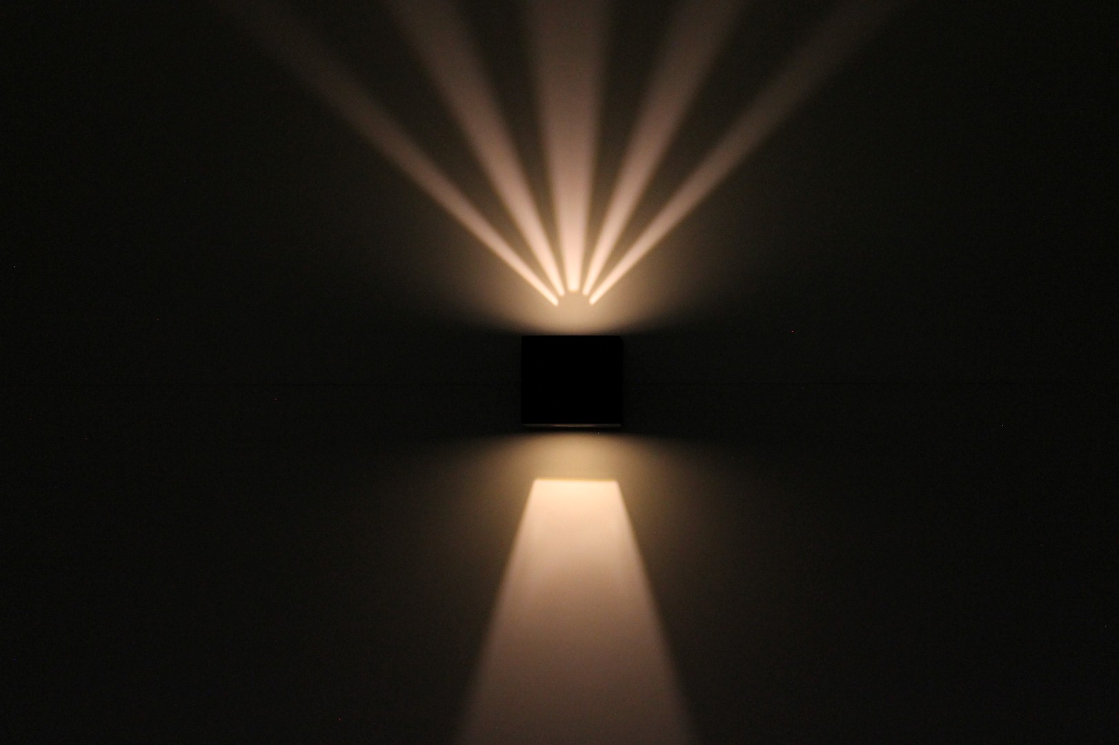 Buiten wandlamp LED zwart up / down vierkant 41297 Buiten wandlamp LED zwart up / down vierkant 41297