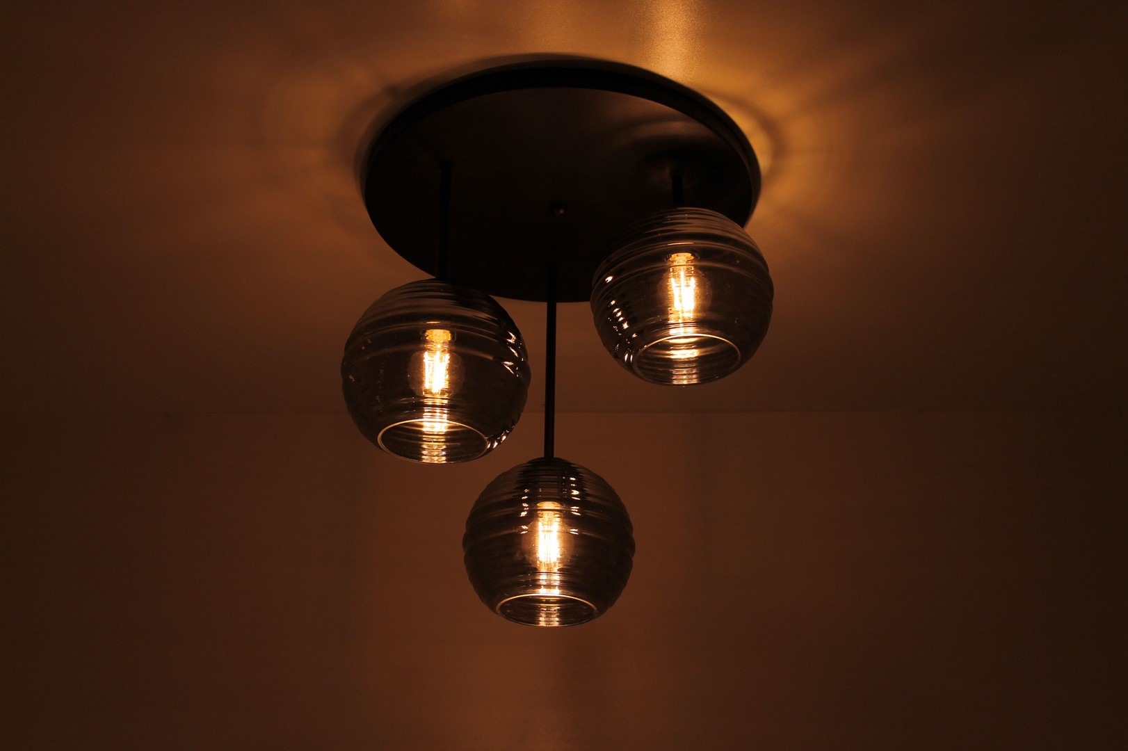 Hoeveelheid van basketbal verdrievoudigen Sfeervolle plafondlamp 3-lichts rond / zwart rookglas