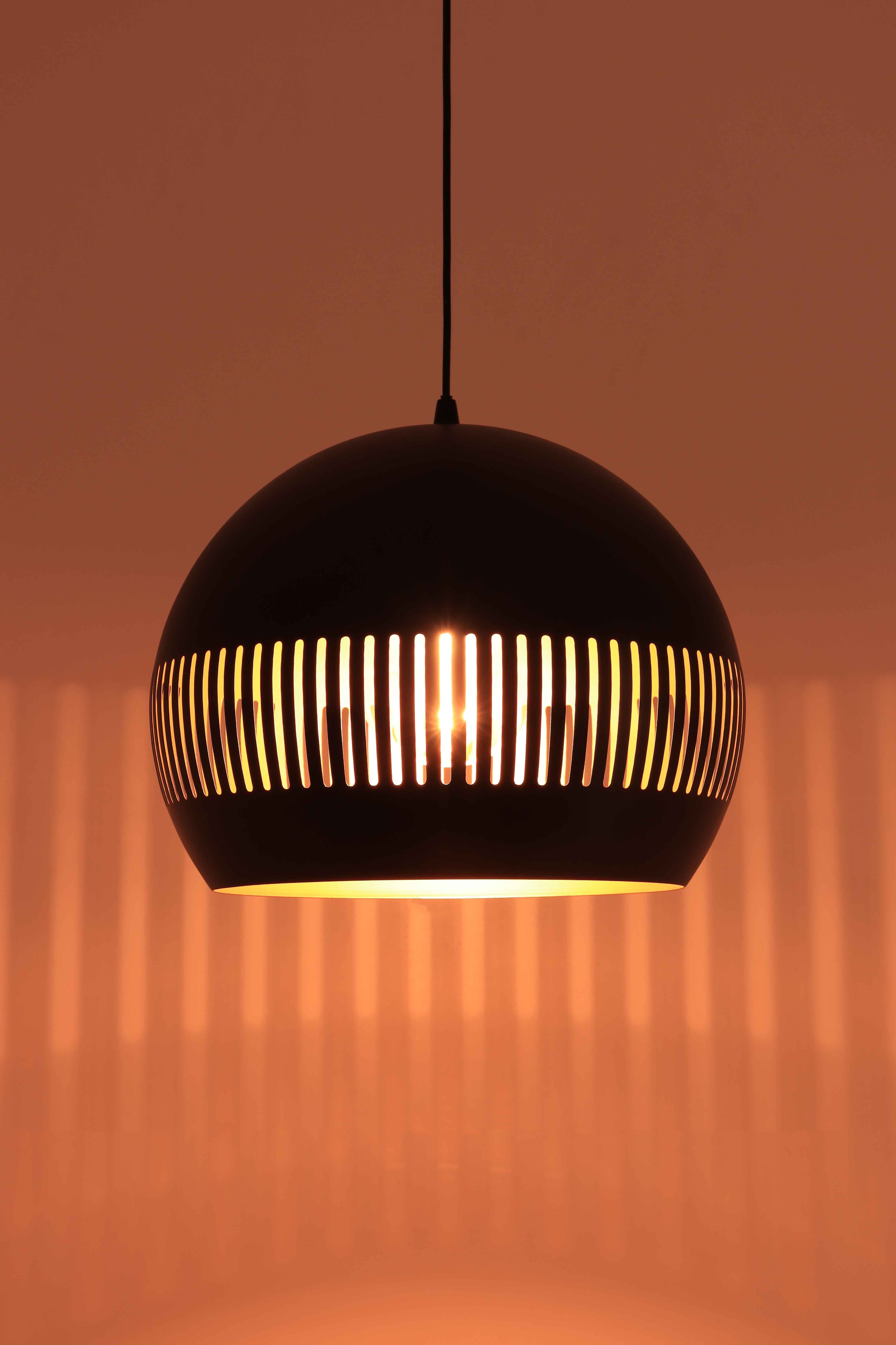 Hanglamp zwart met gouden binnenkant - 40cm 44594 Hanglamp zwart met gouden binnenkant - 40cm 44594