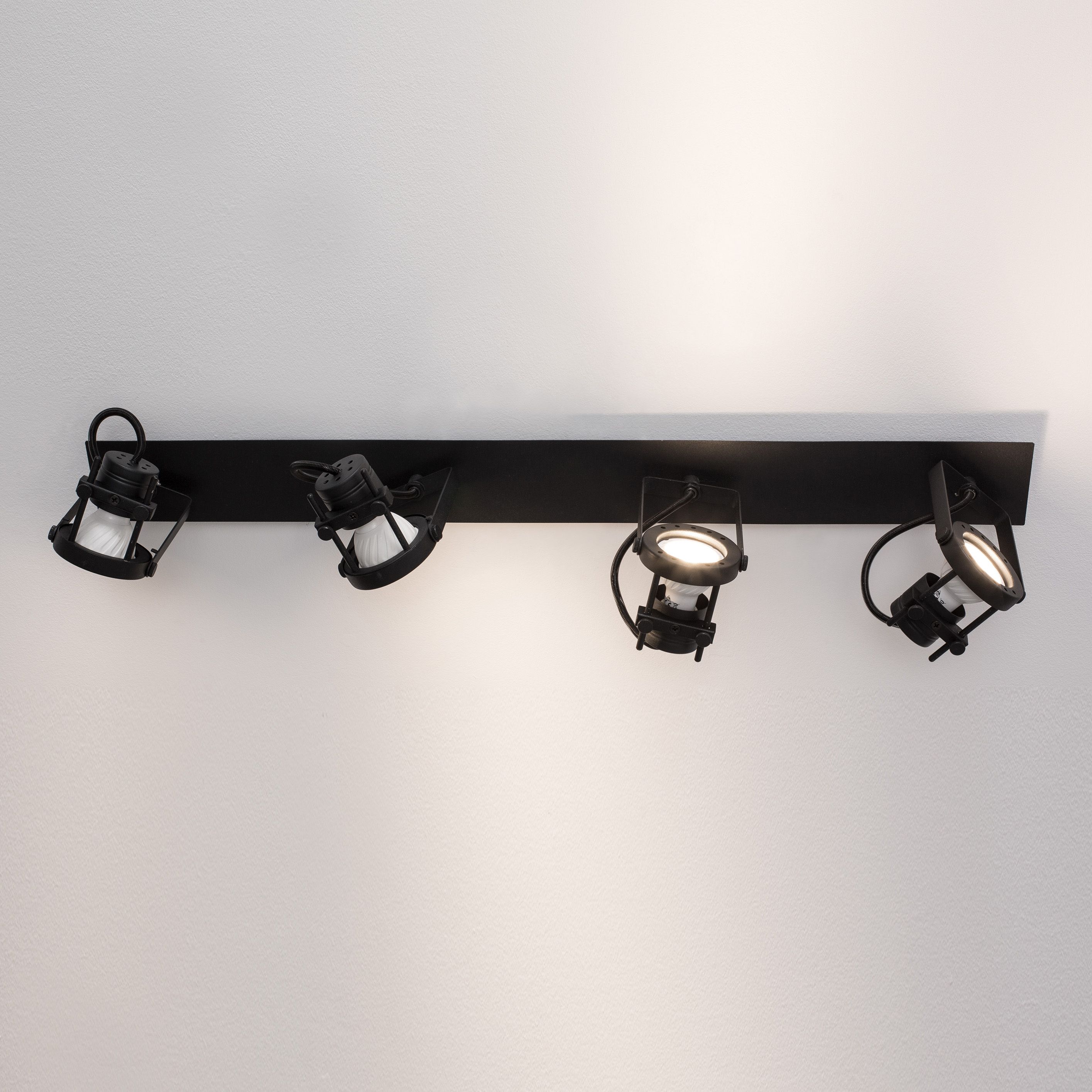 Opbouwspot 4lichts - mat zwart - 71cm 43727 Opbouwspot 4lichts - mat zwart - 71cm 43727
