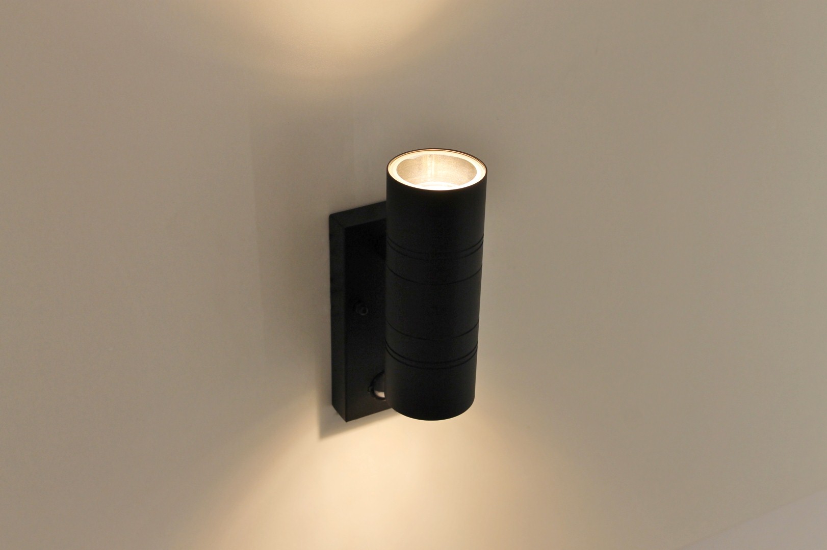 Buiten wandlamp zwart up / down met sensor 39546 Buiten wandlamp zwart up / down met sensor 39546