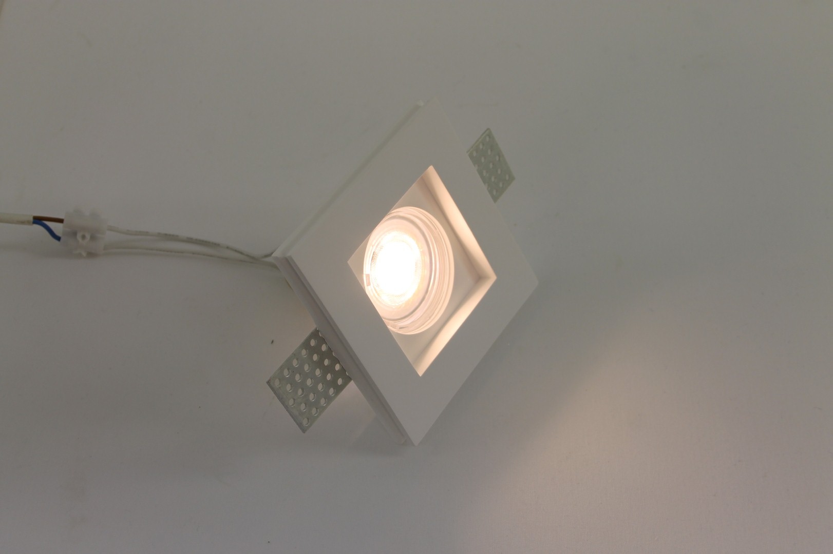 Trimless inbouwspot wit vierkant 6x6 cm binnenmaat 41824 Trimless inbouwspot wit vierkant 6x6 cm binnenmaat 41824