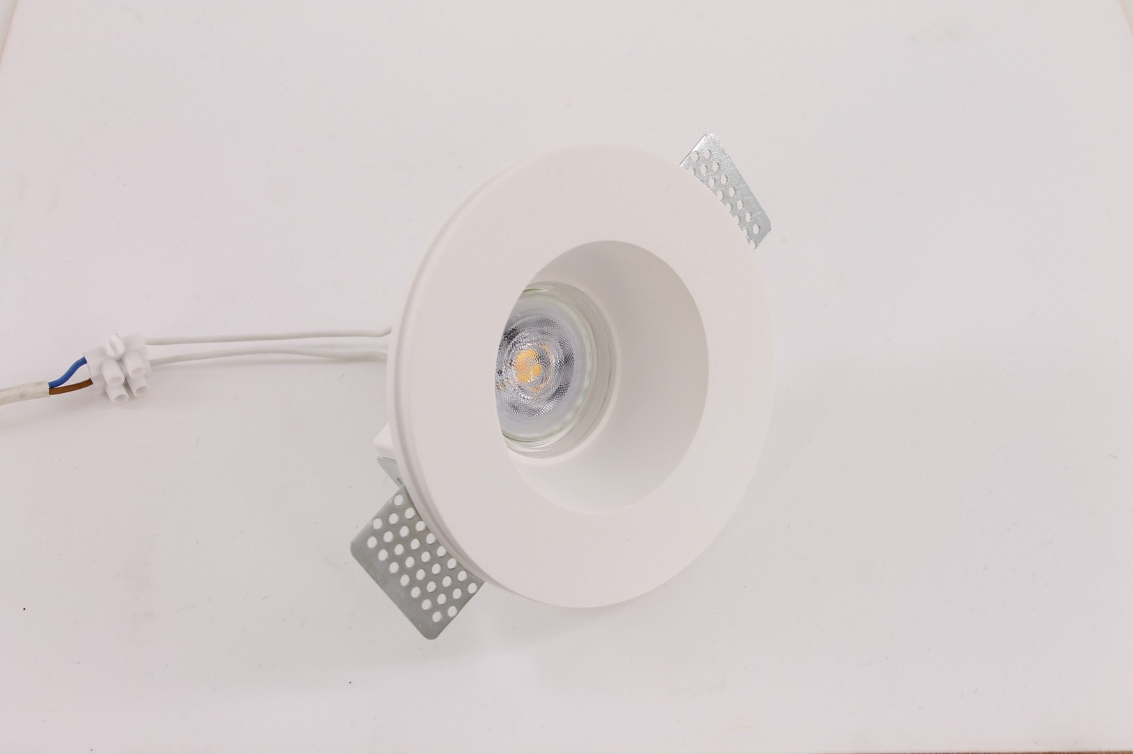 Trimless inbouwspot rond wit 7,6 cm diameter binnenmaat 41828 Trimless inbouwspot rond wit 7,6 cm diameter binnenmaat 41828