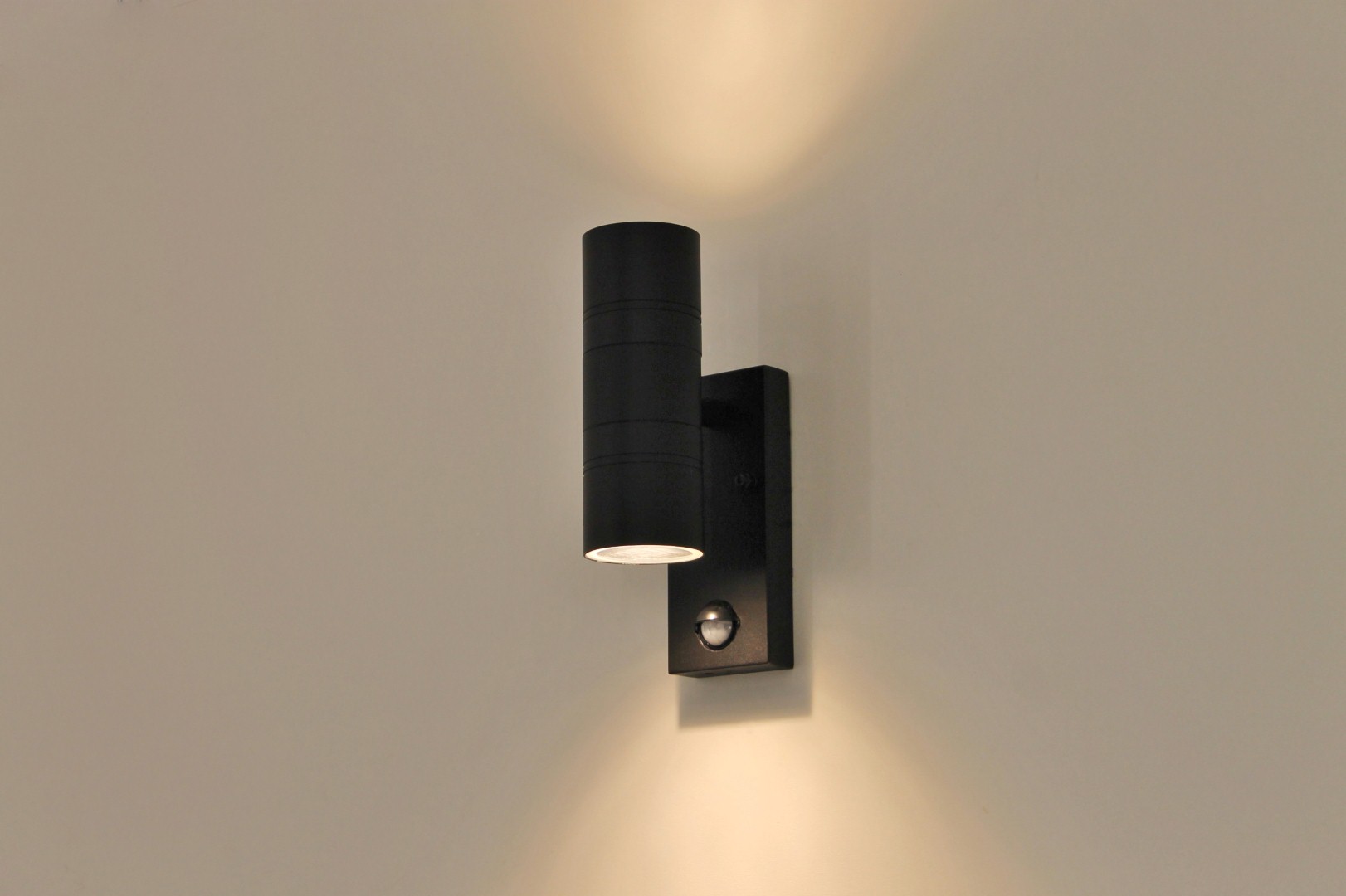 Buiten wandlamp zwart up / down met sensor 39546 Buiten wandlamp zwart up / down met sensor 39546