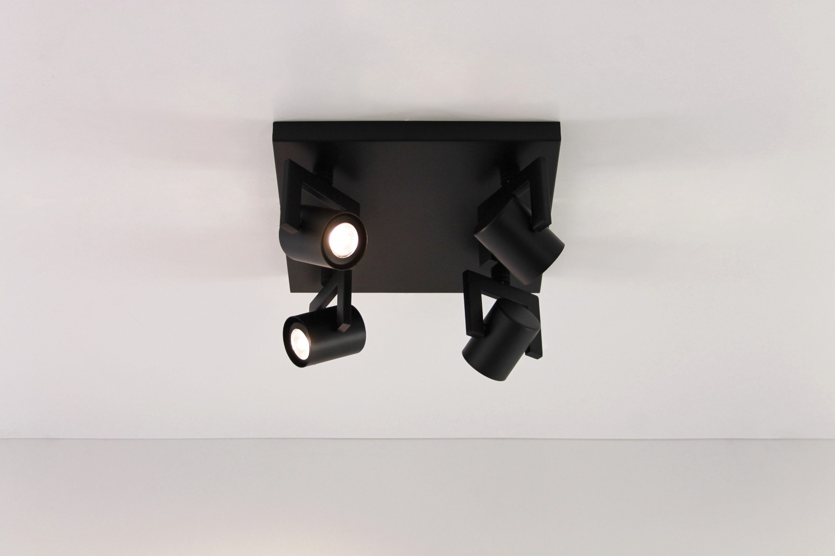 Opbouwspot zwart 4-lichts vierkant LED 39230 Opbouwspot zwart 4-lichts vierkant LED 39230