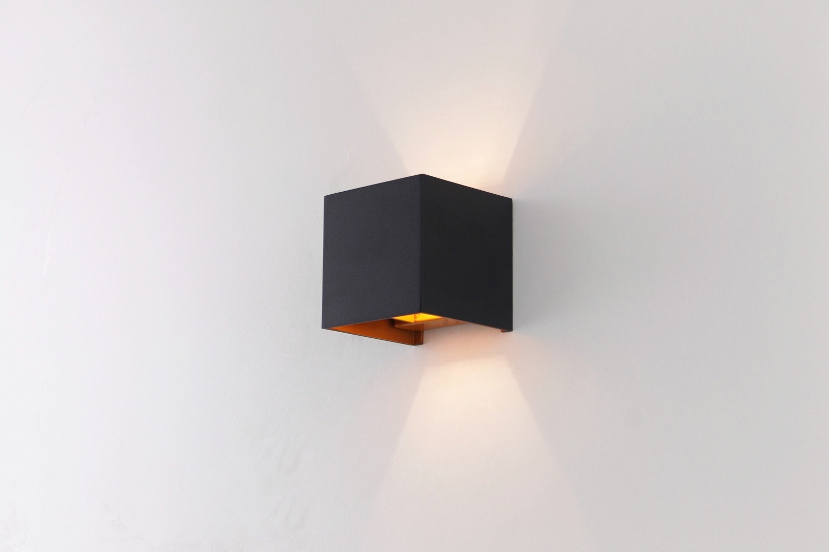 Bijdrage zegevierend Verlengen Wandlamp vierkant zwart met goud LED