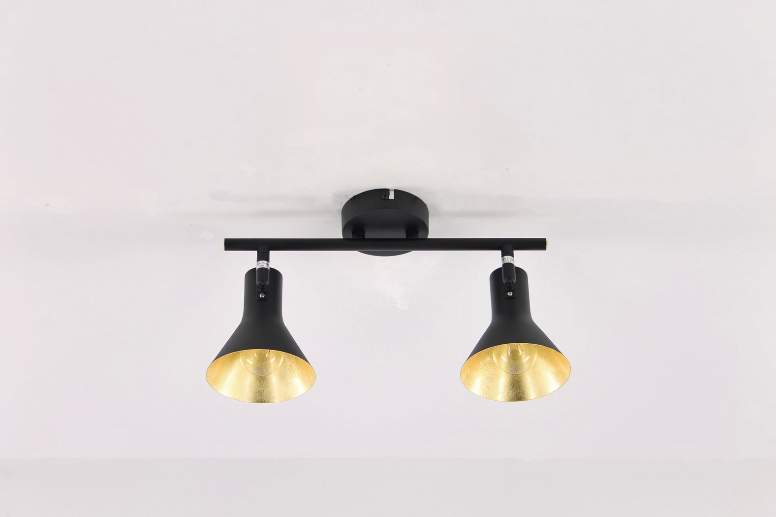 Opbouwspot zwart met goud 2-lichts 38532 Opbouwspot zwart met goud 2-lichts 38532