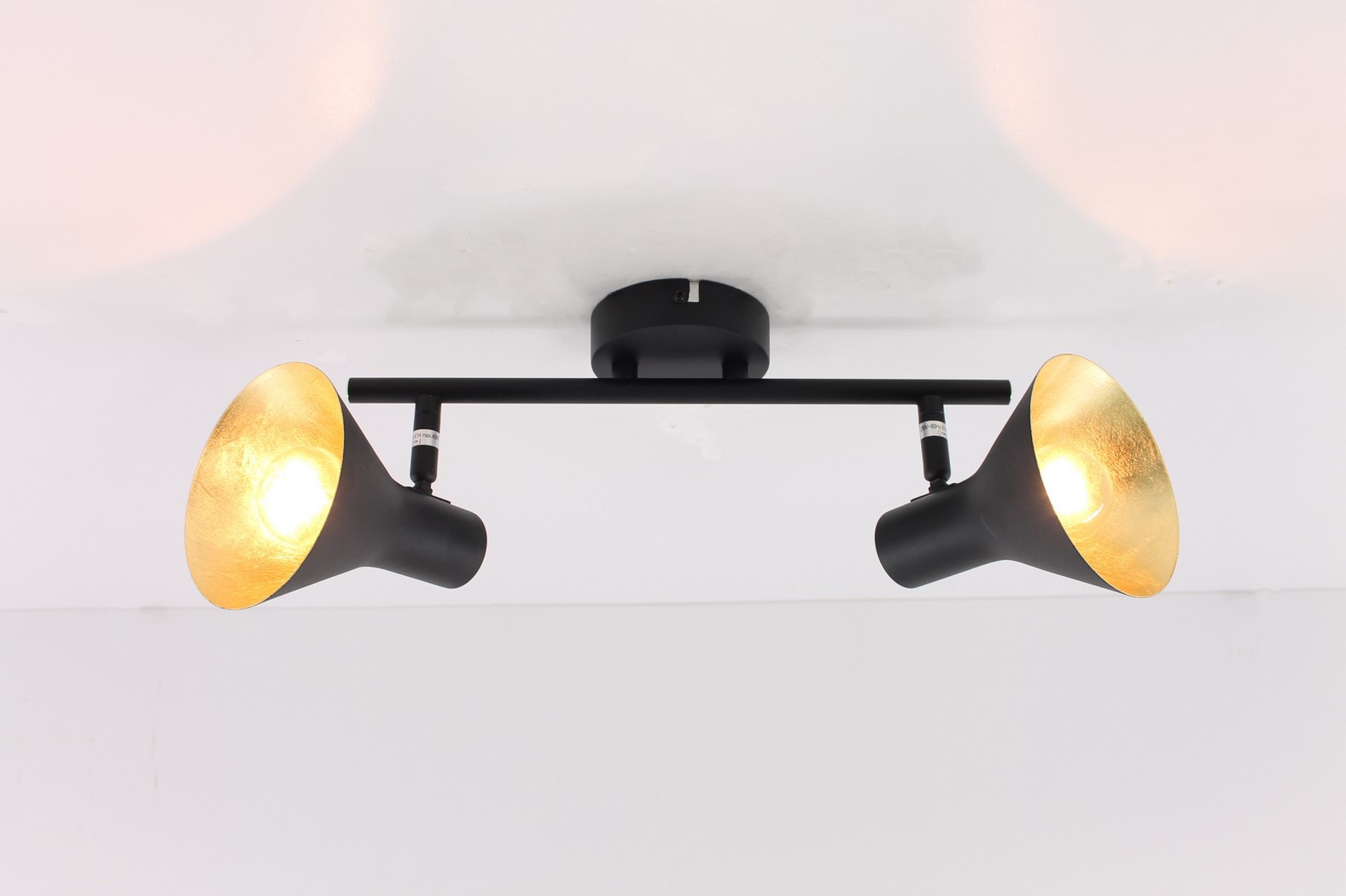 Opbouwspot zwart met goud 2-lichts 38532 Opbouwspot zwart met goud 2-lichts 38532