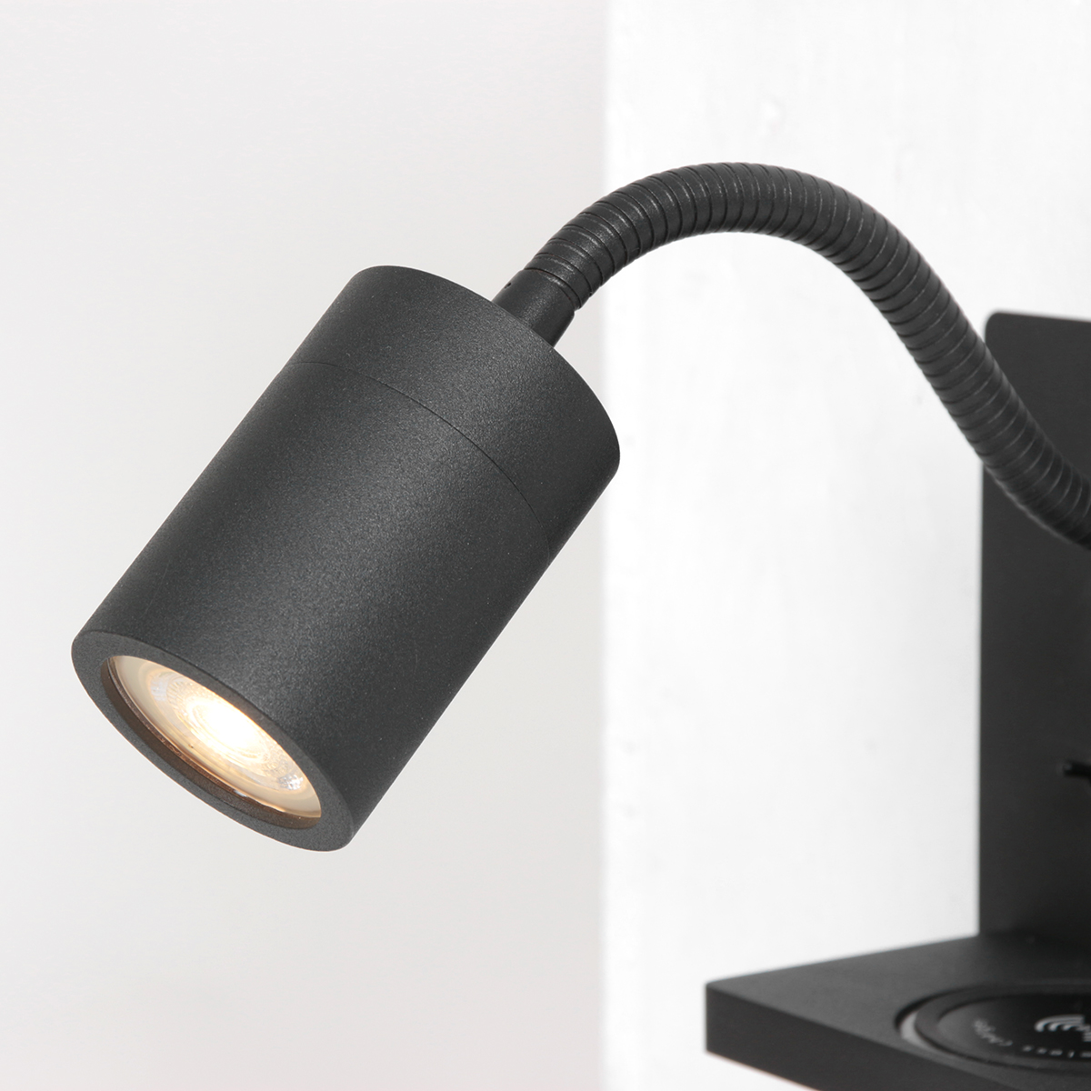 Wandlamp zwart met draadloze telefoonlader 44978 Wandlamp zwart met draadloze telefoonlader 44978