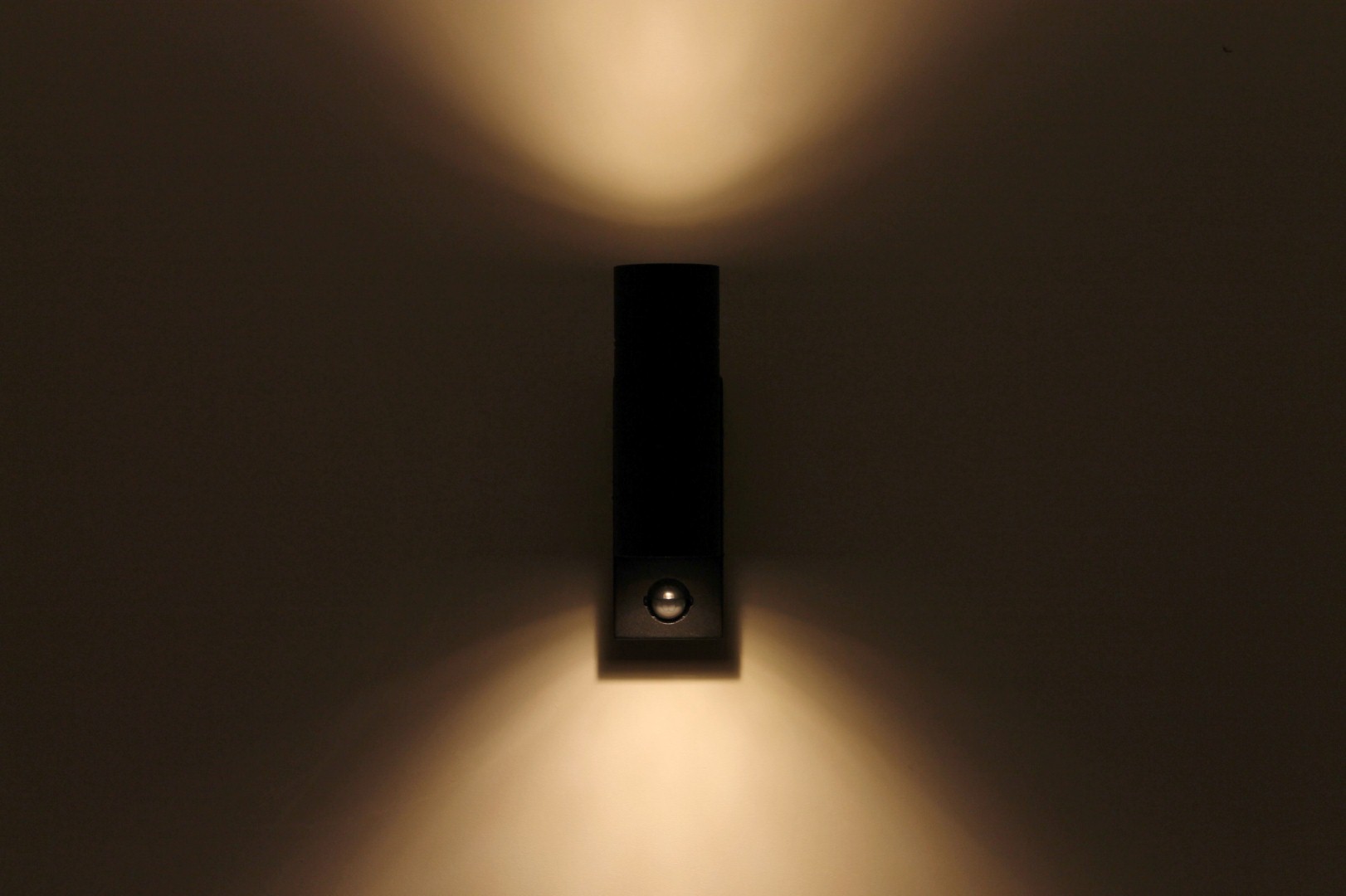 Buiten wandlamp zwart up / down met sensor 39546 Buiten wandlamp zwart up / down met sensor 39546