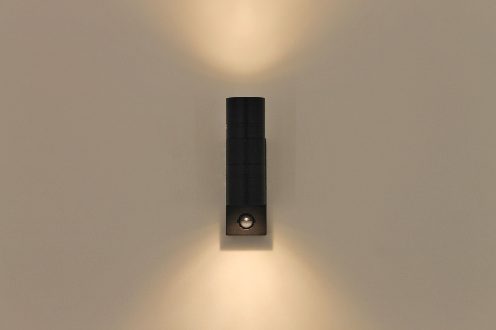 Buiten wandlamp zwart up / down met sensor 39546 Buiten wandlamp zwart up / down met sensor 39546