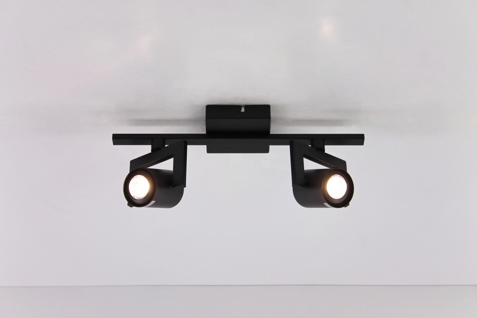 Opbouwspot zwart 2-lichts strak LED 39227 Opbouwspot zwart 2-lichts strak LED 39227