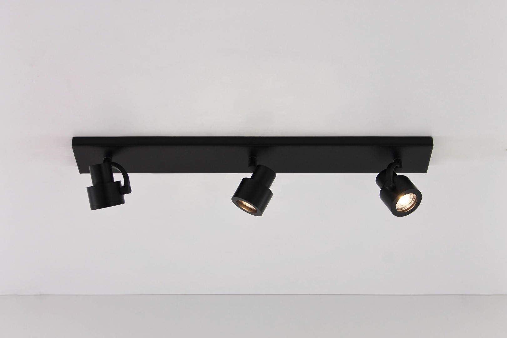 Opbouwspot zwart 3-lichts 39472 Opbouwspot zwart 3-lichts 39472