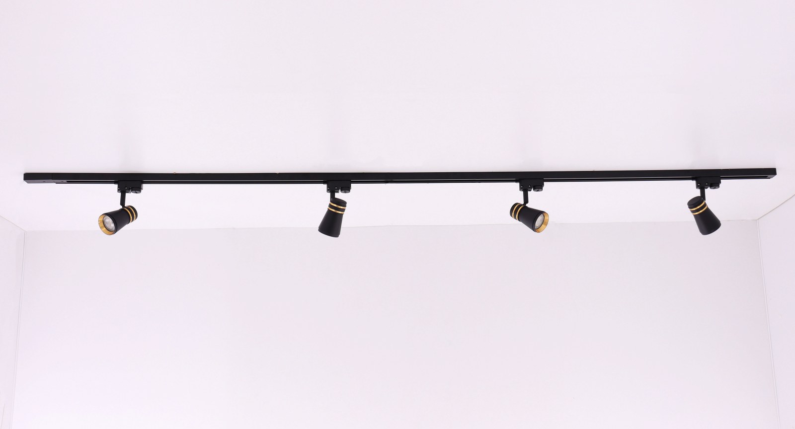 Railsysteem 2 meter - 4 spots goud zwart 50140 Railsysteem 2 meter - 4 spots goud zwart 50140