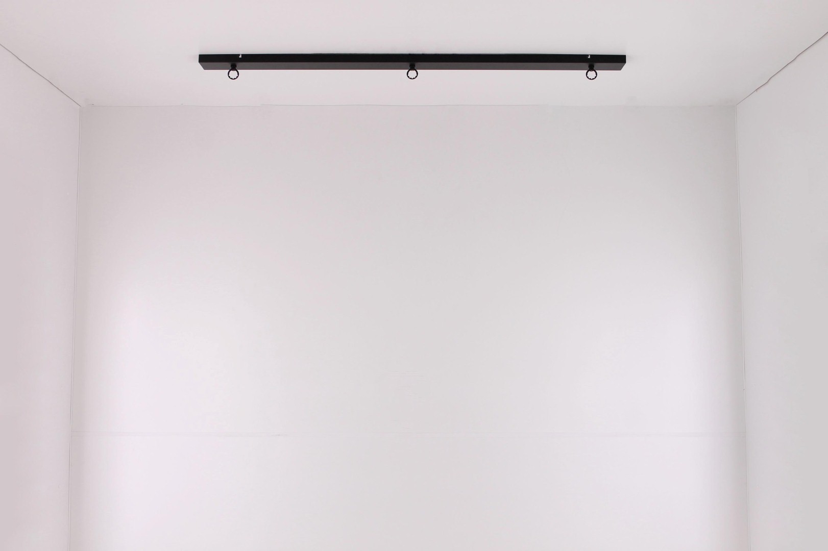 Zwarte plafondplaat 130cm 3-gaats 41784 Zwarte plafondplaat 130cm 3-gaats 41784