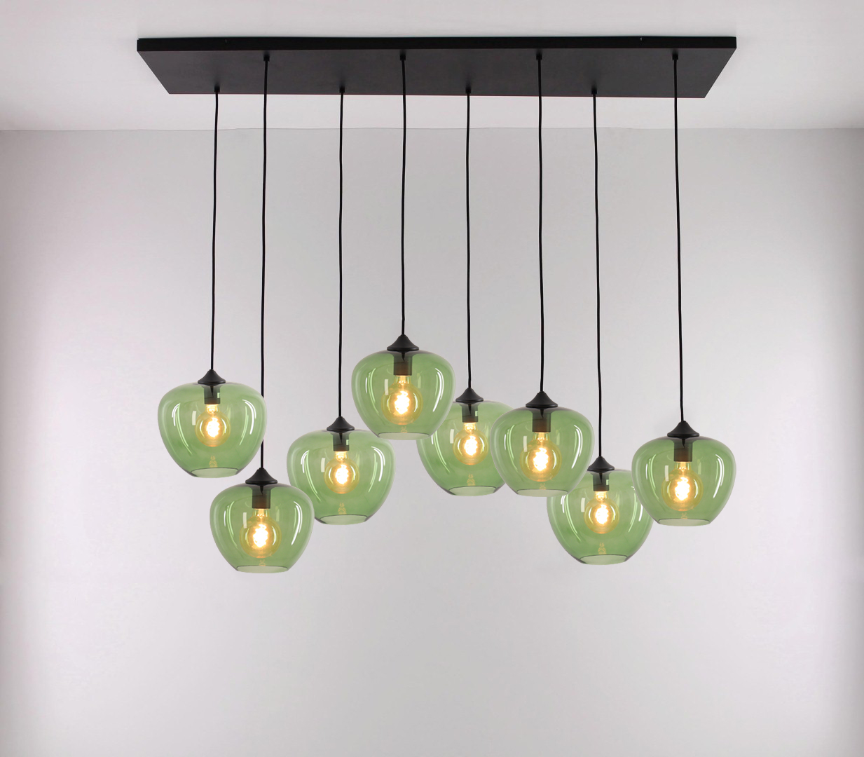 Integratie Monica Tegenhanger Hanglamp groen glas 8 lichts brede balk