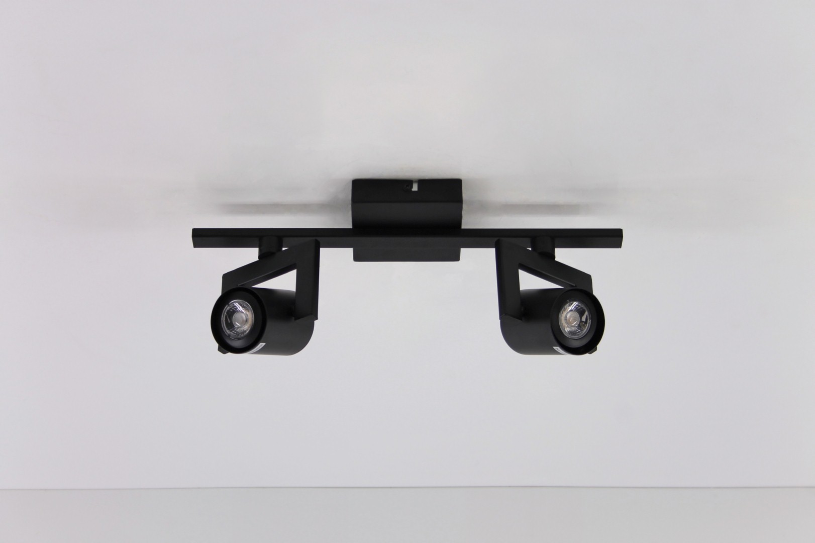 Opbouwspot zwart 2-lichts strak LED 39227 Opbouwspot zwart 2-lichts strak LED 39227