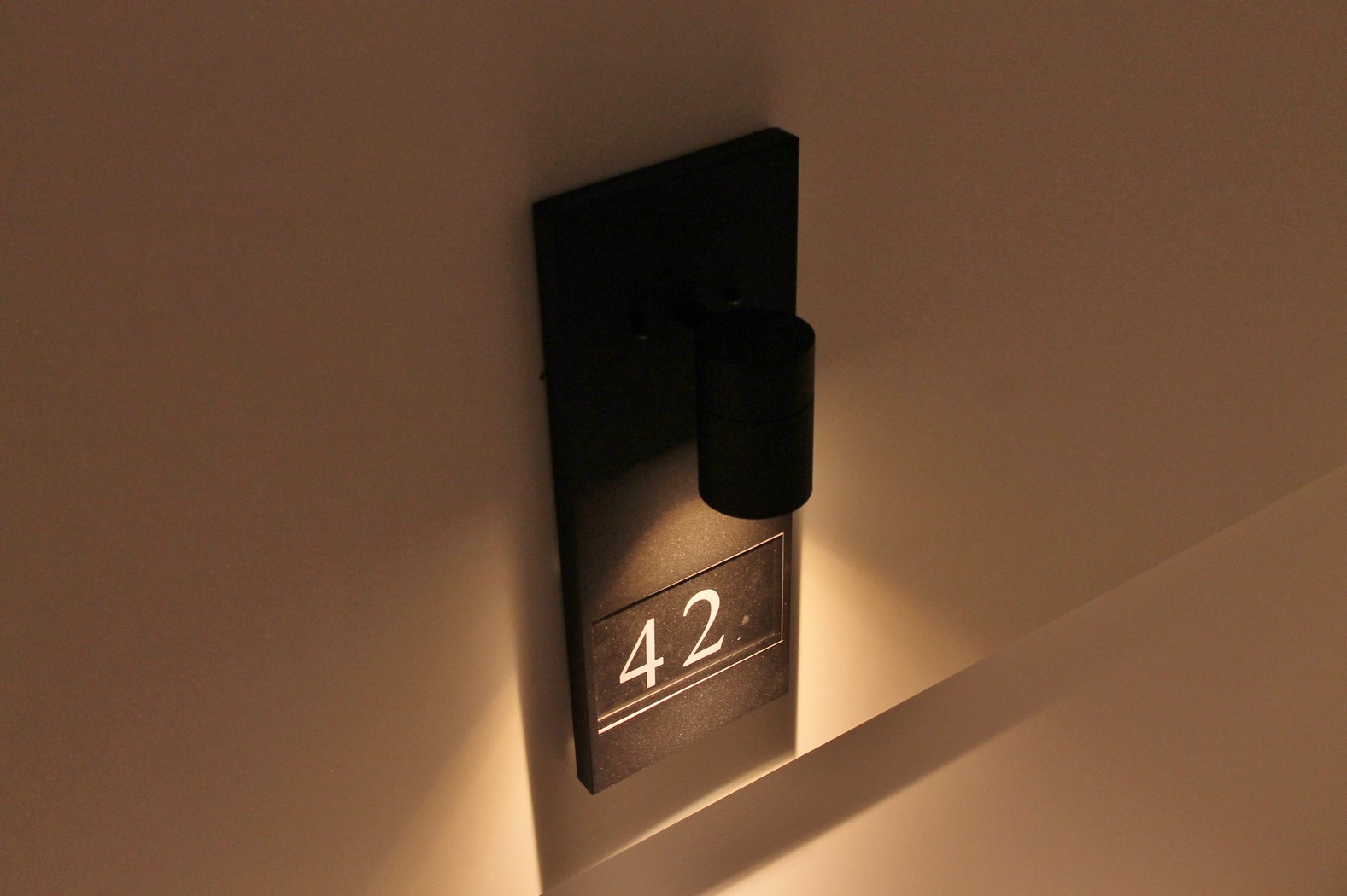 hamer dreigen uitlijning Buiten wandlamp met huisnummer zwart