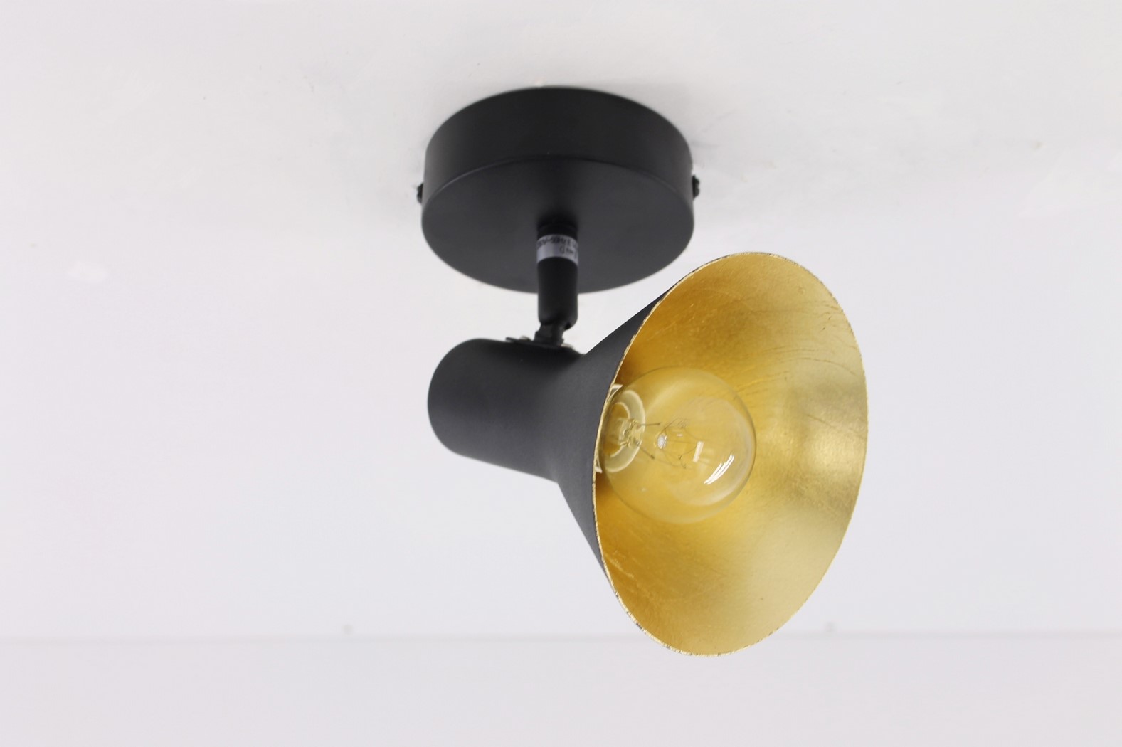 Opbouwspot zwart met goud 1-lichts 38531 Opbouwspot zwart met goud 1-lichts 38531