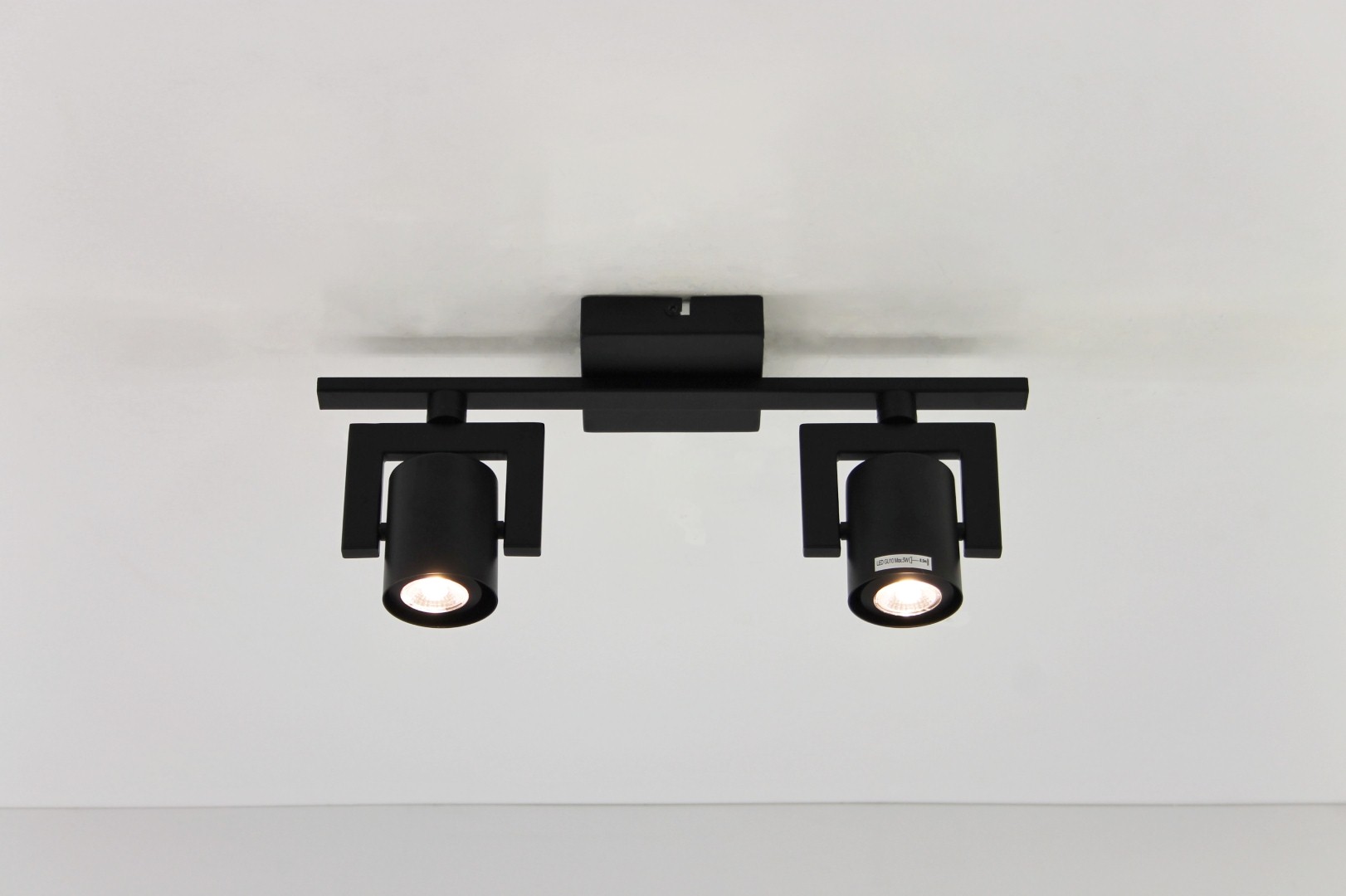 Opbouwspot zwart 2-lichts strak LED 39227 Opbouwspot zwart 2-lichts strak LED 39227