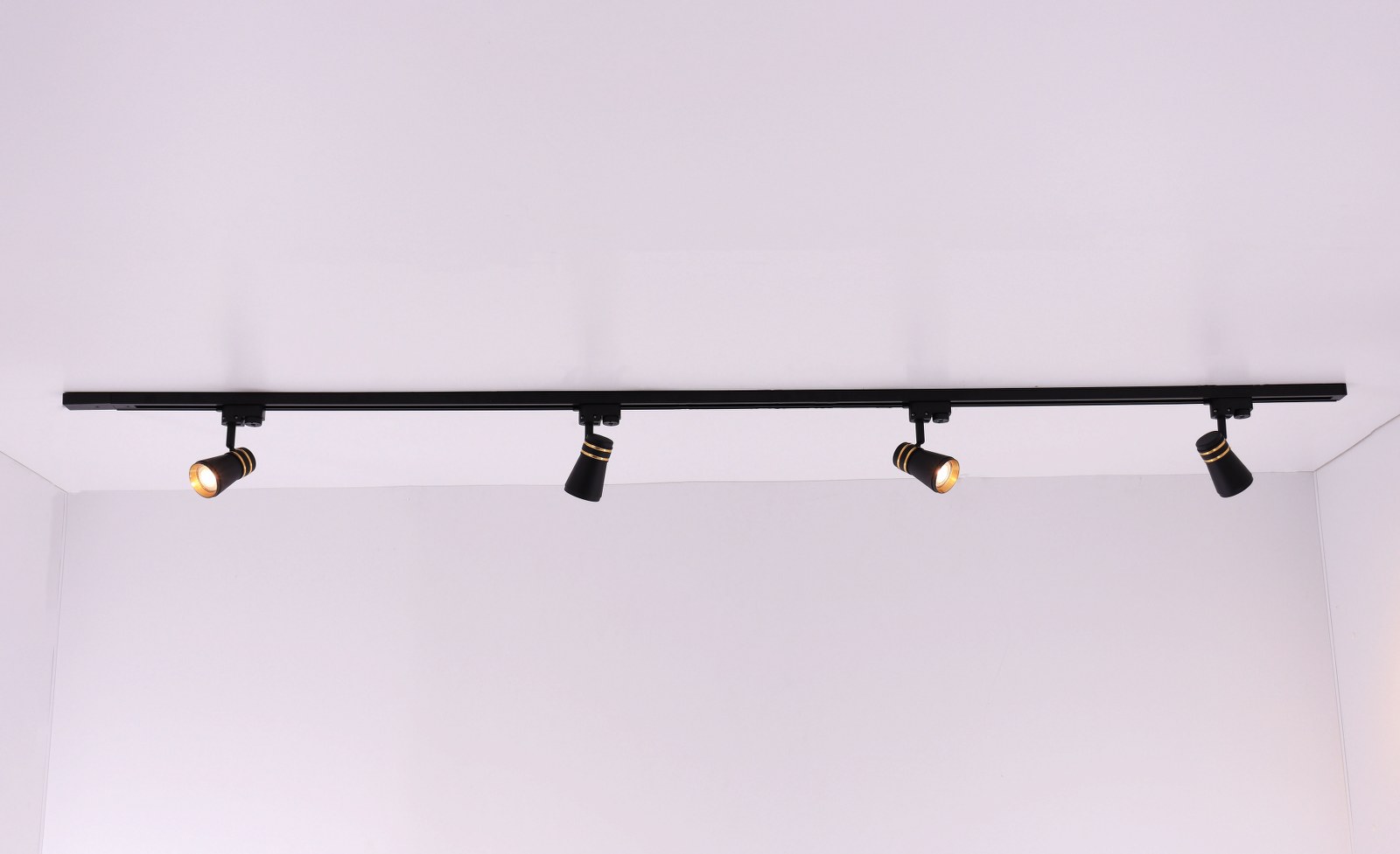 Railsysteem 2 meter - 4 spots goud zwart 50140 Railsysteem 2 meter - 4 spots goud zwart 50140