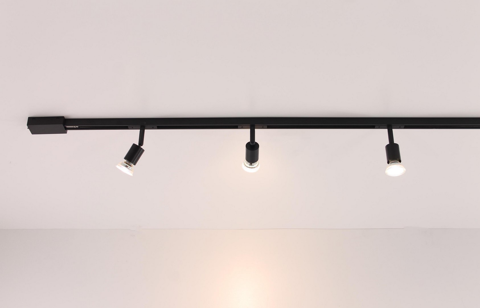 Railverlichting 1 meter met 3 spots compleet LUXE-serie 50032 Railverlichting 1 meter met 3 spots compleet LUXE-serie 50032
