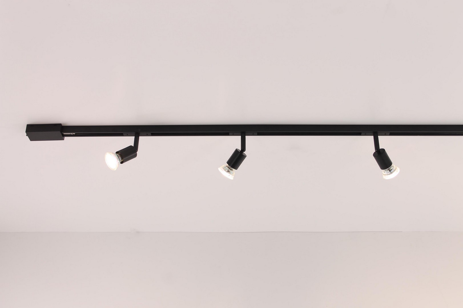 Railverlichting 1 meter met 3 spots compleet LUXE-serie 50032 Railverlichting 1 meter met 3 spots compleet LUXE-serie 50032