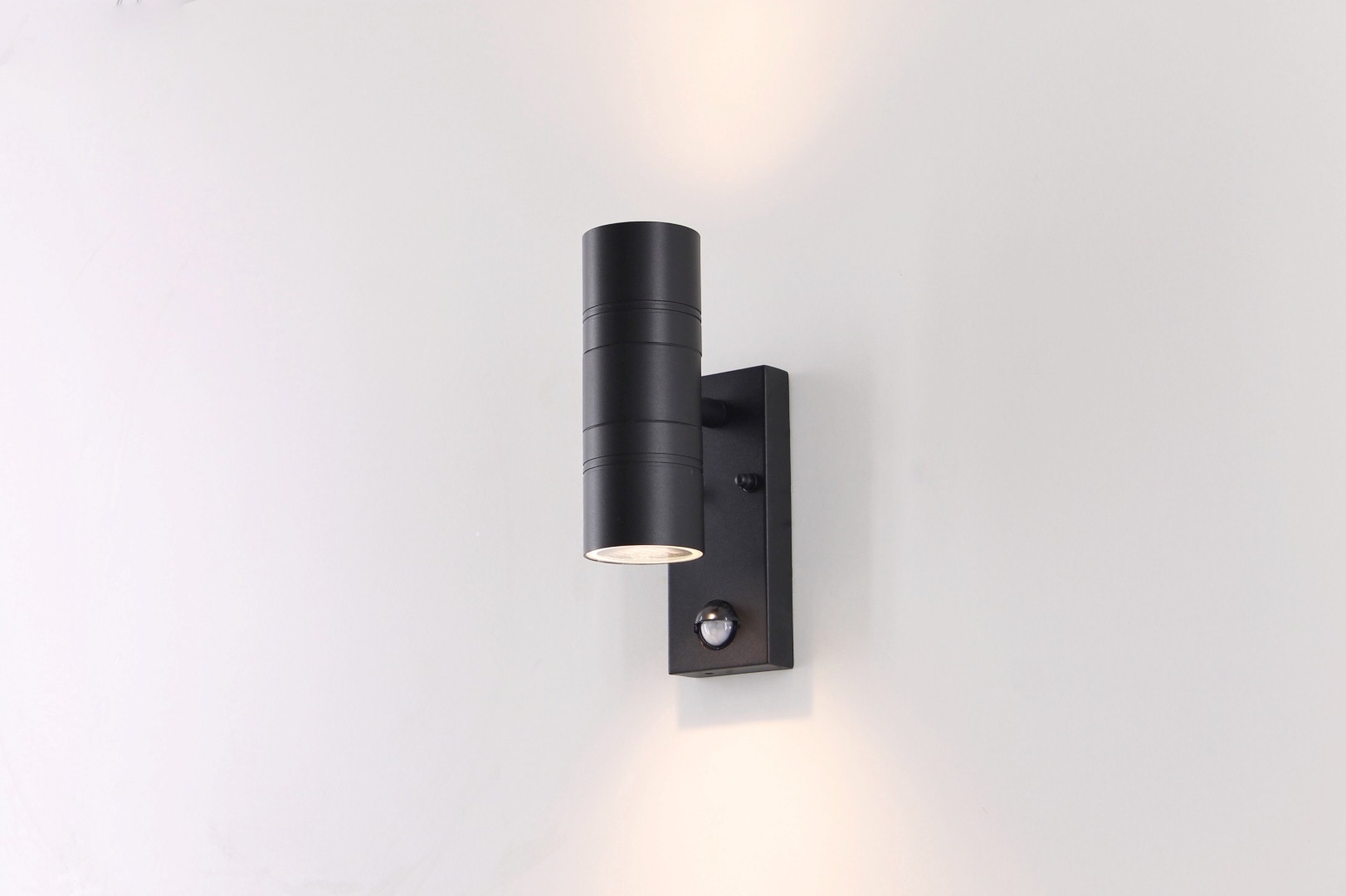 Buiten wandlamp zwart up / down met sensor 39546 Buiten wandlamp zwart up / down met sensor 39546