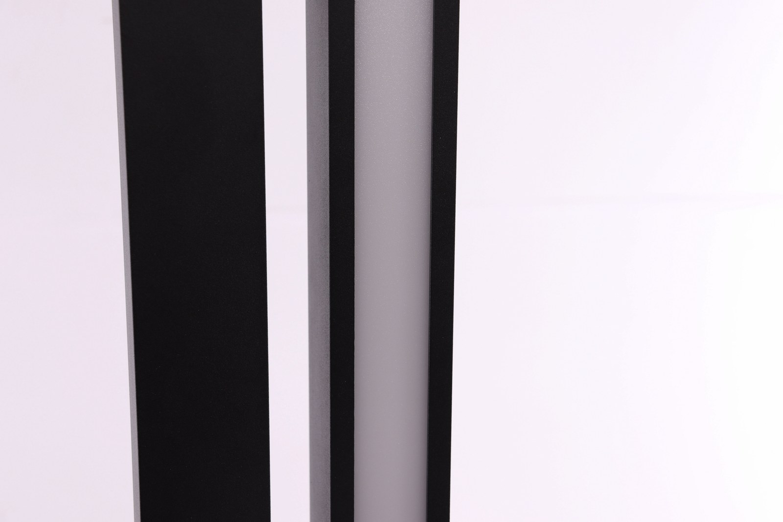 Strakke zwarte design vloerlamp - dim to warm 43621 Strakke zwarte design vloerlamp - dim to warm 43621