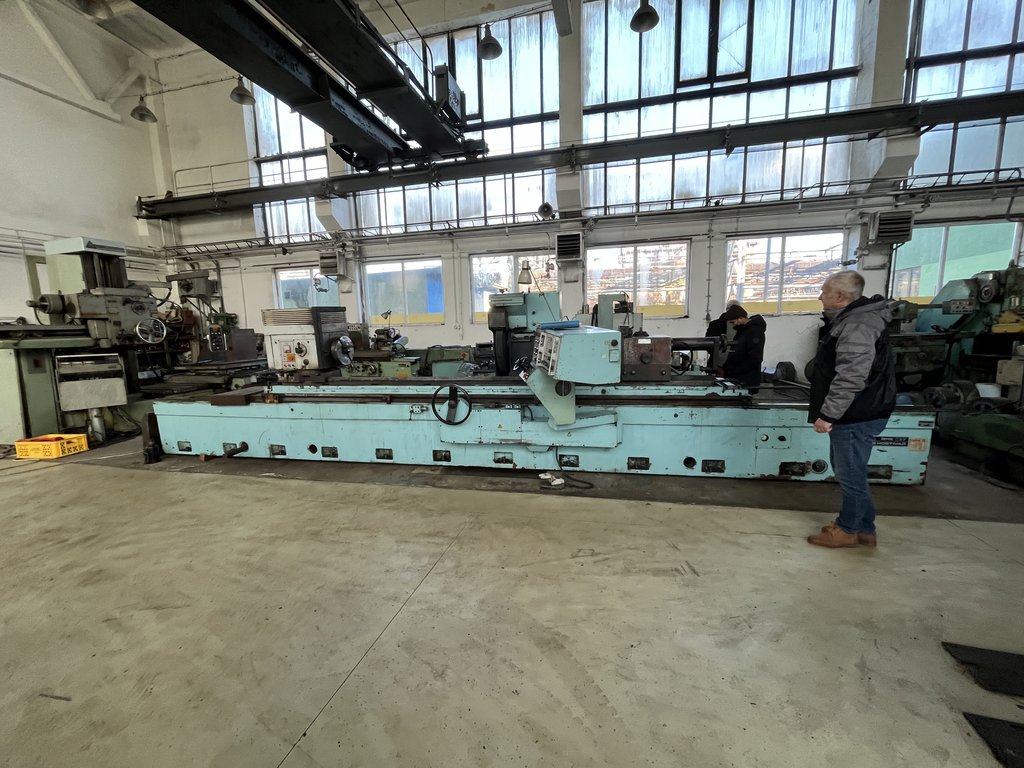 TOS BHE 037/3000 Universal-Walzenschleifmaschine mit elektronischem Vorschub