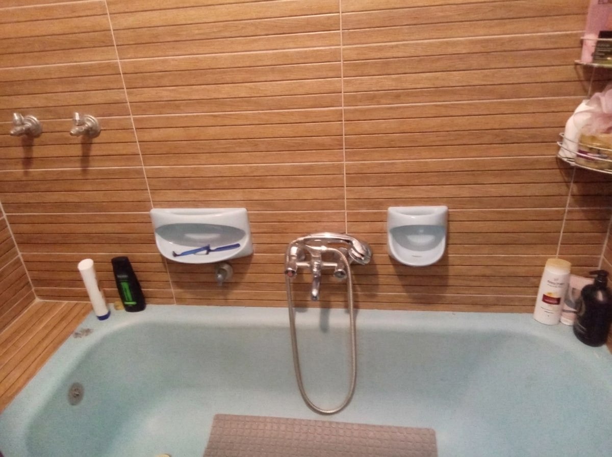 Bathroom wall upgrade with floor-to-ceiling porcelain panels