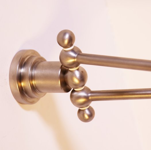 Detail van dubbele handdoekhouder in geborsteld nikkel