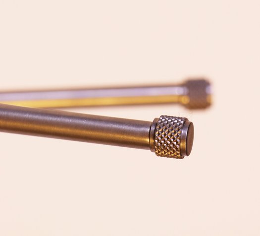 Detail van dubbele handdoekhouder in geborsteld nikkel 01